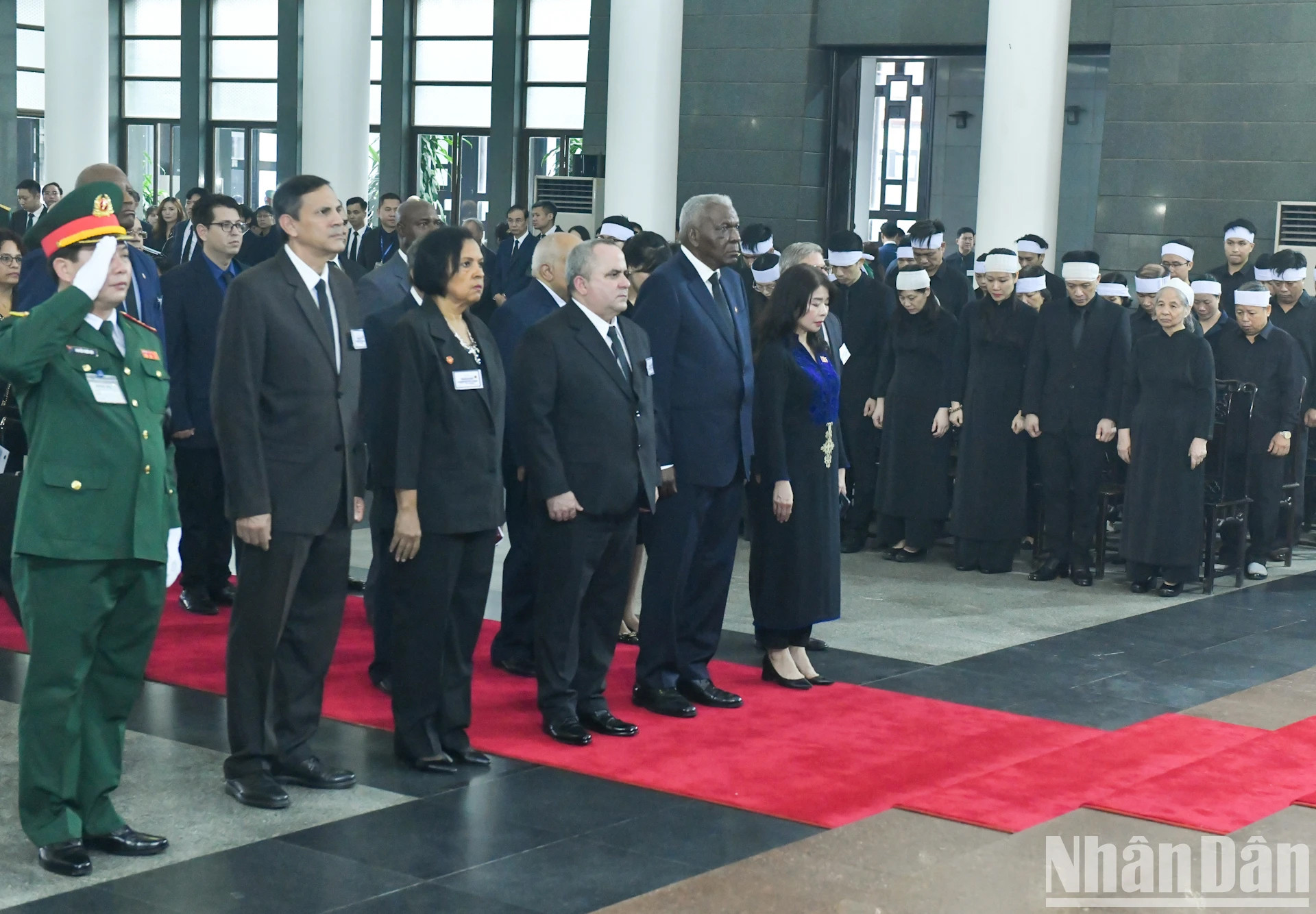 Đoàn Cộng hòa Cuba do ông Esteban Lazo Hernandez, Ủy viên Bộ Chính trị, Chủ tịch Quốc hội Chính quyền nhân dân Cuba làm Trưởng đoàn vào viếng Tổng Bí thư Nguyễn Phú Trọng. Đoàn Cộng hòa Cuba do ông Esteban Lazo Hernandez, Ủy viên Bộ Chính trị, Chủ tịch Quốc hội Chính quyền nhân dân Cuba làm Trưởng đoàn vào viếng Tổng Bí thư Nguyễn Phú Trọng.