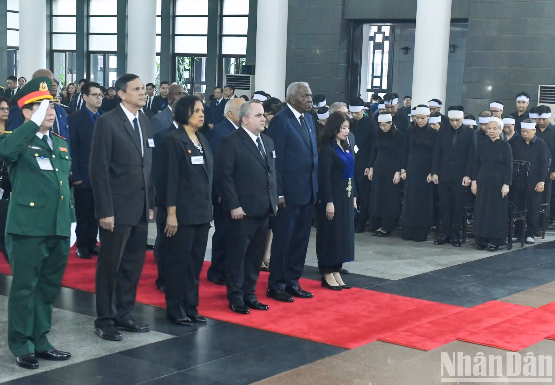 Đoàn Cộng hòa Cuba do ông Esteban Lazo Hernandez, Ủy viên Bộ Chính trị, Chủ tịch Quốc hội Chính quyền nhân dân Cuba làm Trưởng đoàn vào viếng Tổng Bí thư Nguyễn Phú Trọng.