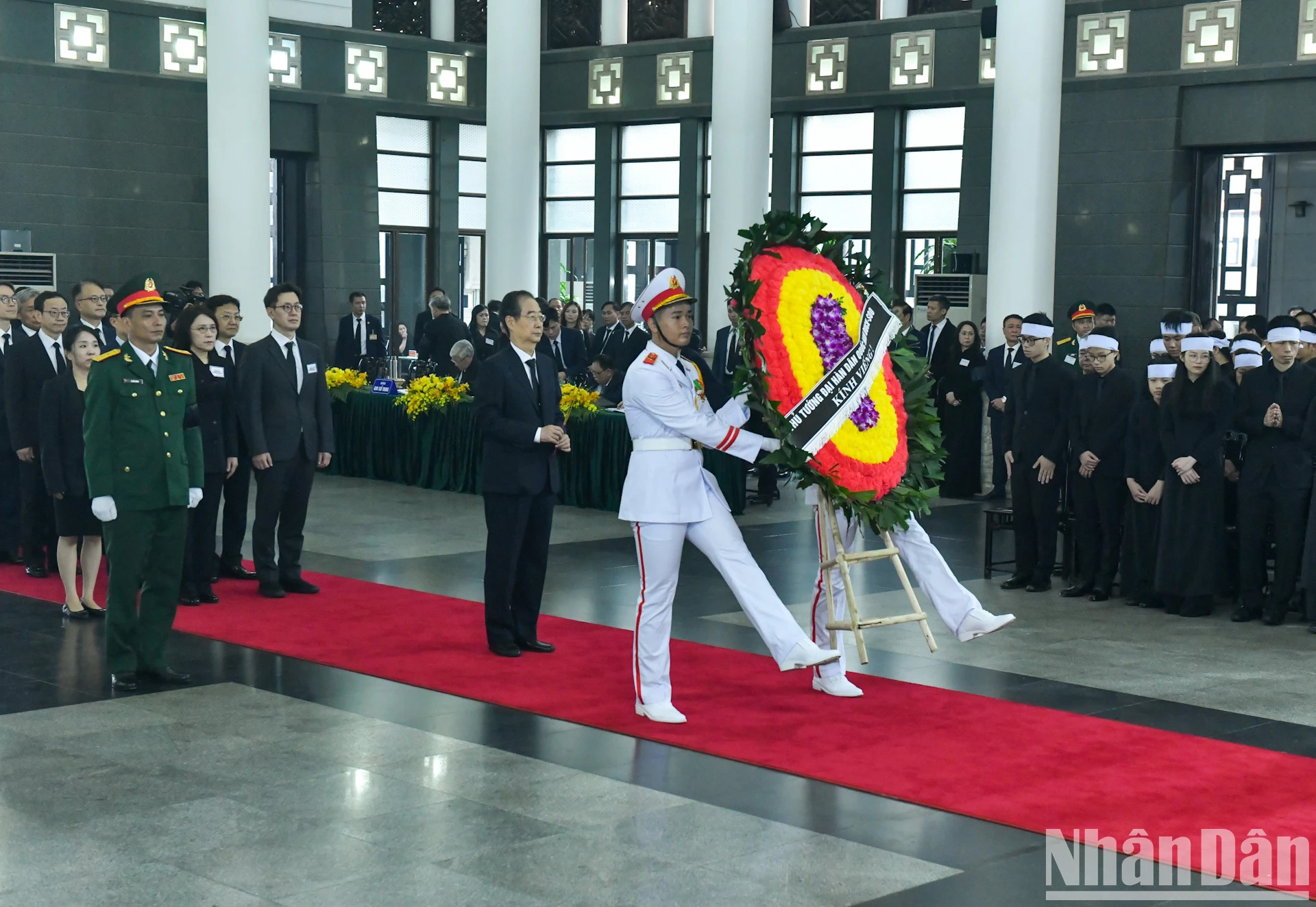 Đoàn Hàn Quốc do Thủ tướng Han Duck Soo, Đặc phái viên của Tổng thống Hàn Quốc làm Trưởng đoàn vào viếng Tổng Bí thư Nguyễn Phú Trọng. Đoàn Hàn Quốc do Thủ tướng Han Duck Soo, Đặc phái viên của Tổng thống Hàn Quốc làm Trưởng đoàn vào viếng Tổng Bí thư Nguyễn Phú Trọng.