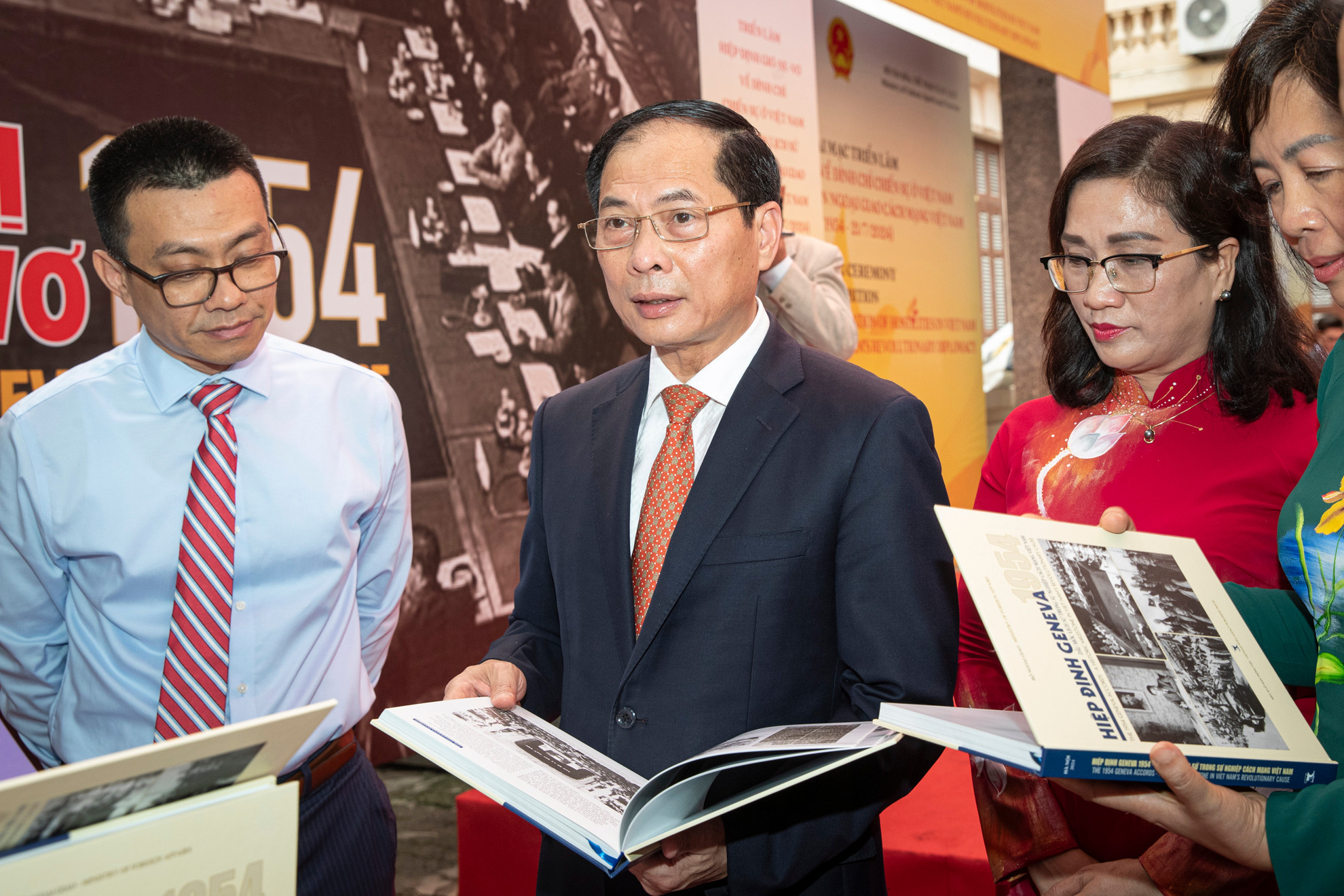 Bộ trưởng Ngoại giao Bùi Thanh Sơn và các đại biểu trao đổi về cuốn sách ảnh “Hiệp định Geneva 1954 - Dấu mốc lịch sử của cách mạng Việt Nam”. Phát biểu tại lễ khai mạc triển lãm, Bộ trưởng cho biết: Cuốn sách này tập hợp hơn 250 bức ảnh và tư liệu liên quan quá trình đàm phán, ký kết và thực thi Hiệp định Geneva được sưu tầm từ nguồn lưu trữ của Bộ Ngoại giao và nhiều cơ quan, tổ chức, cá nhân trong nước và nước ngoài.