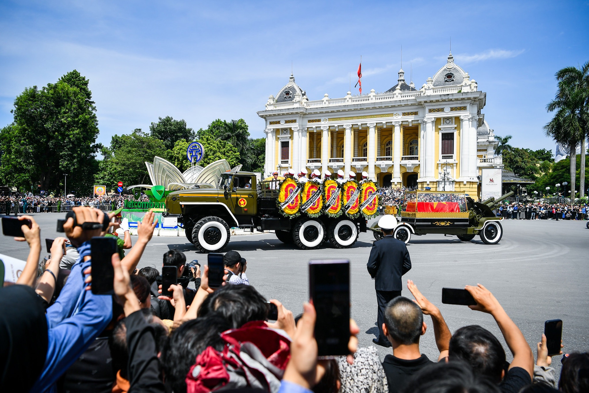 Đông đảo người dân có mặt tại khu vực Nhà hát Lớn để chờ đợi đoàn xe chở linh cữu Tổng Bí thư Nguyễn Phú Trọng đi qua. (Ảnh: THÀNH ĐẠT)
