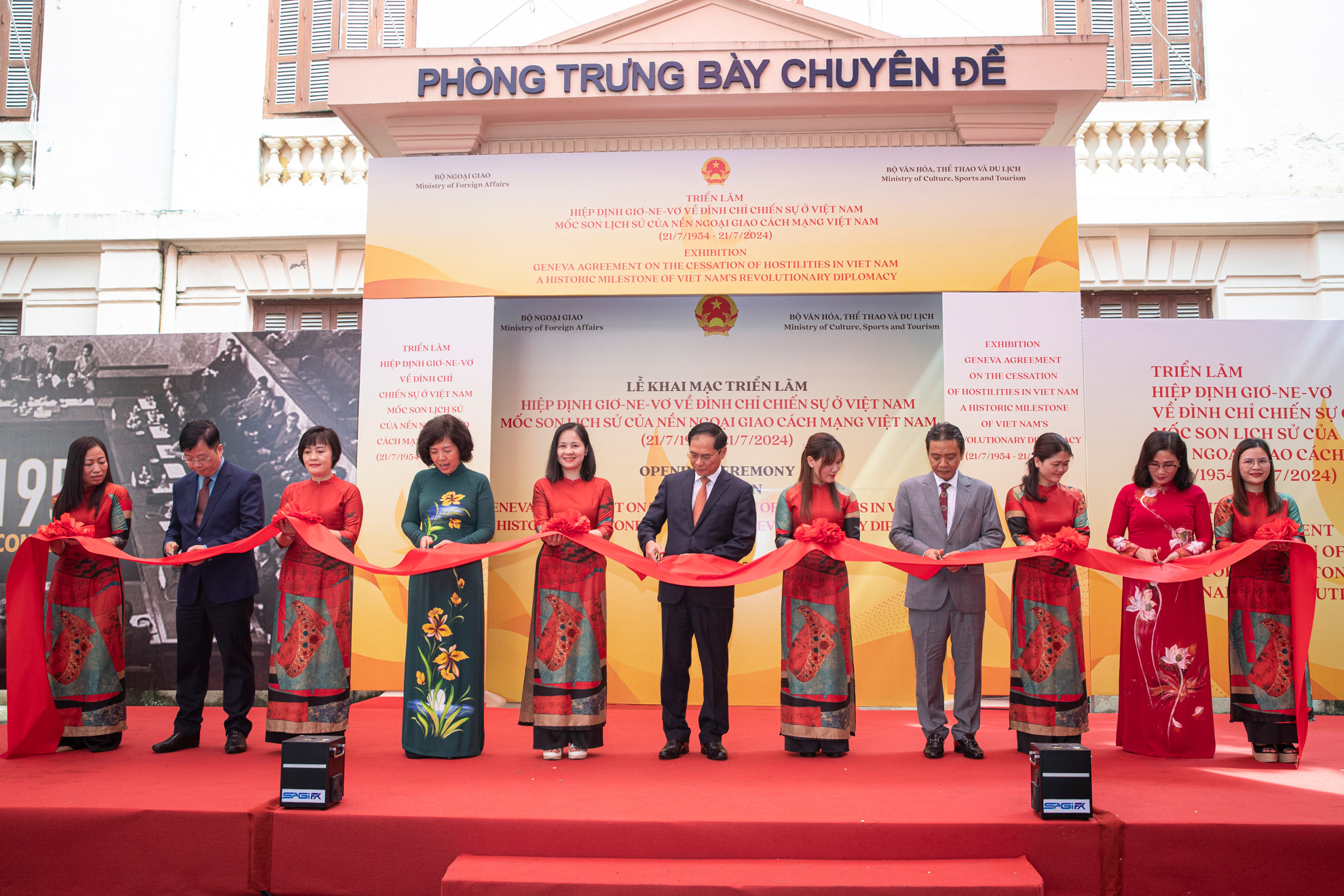 Các đại biểu cắt băng khai mạc triển lãm.