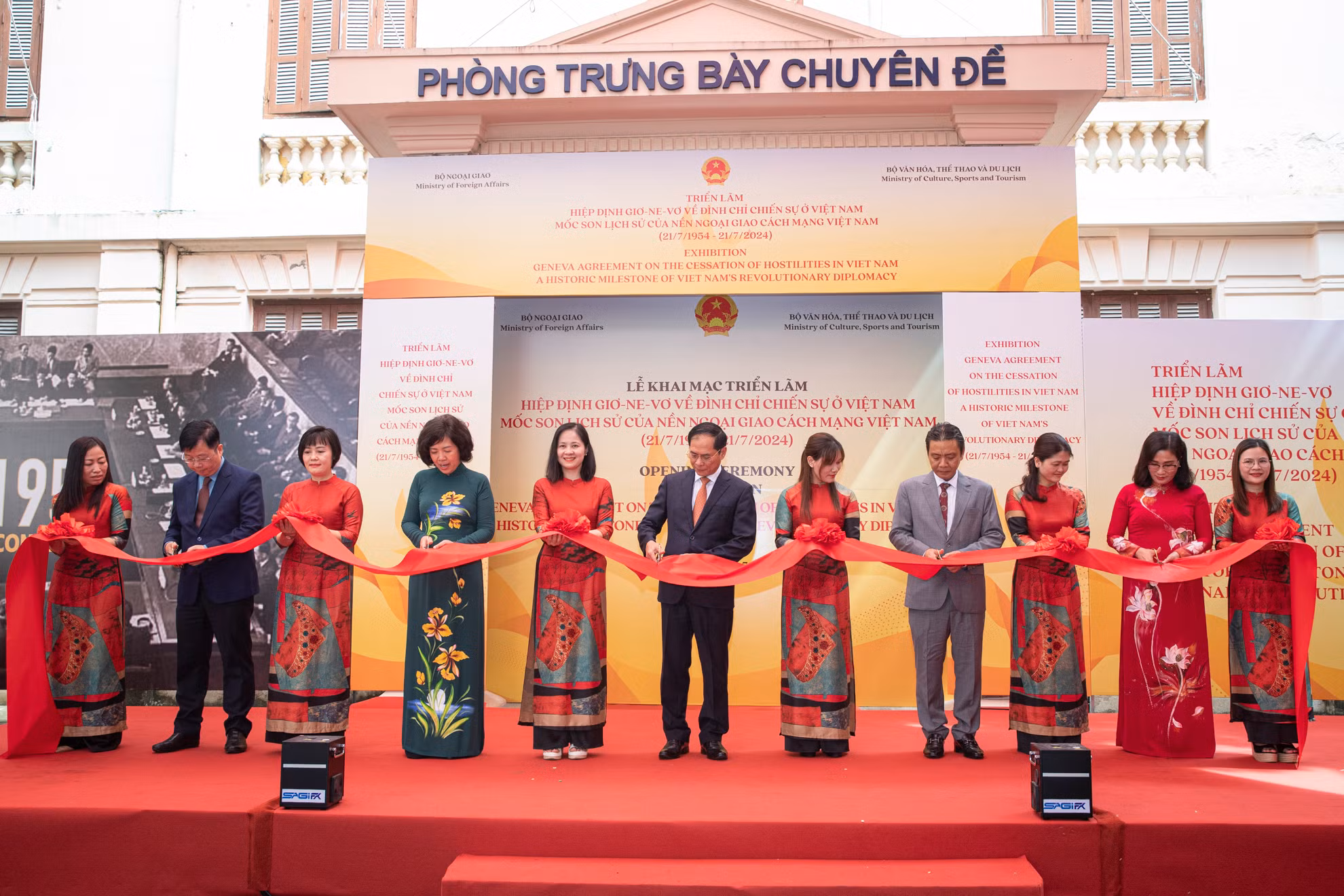 Các đại biểu cắt băng khai mạc triển lãm.