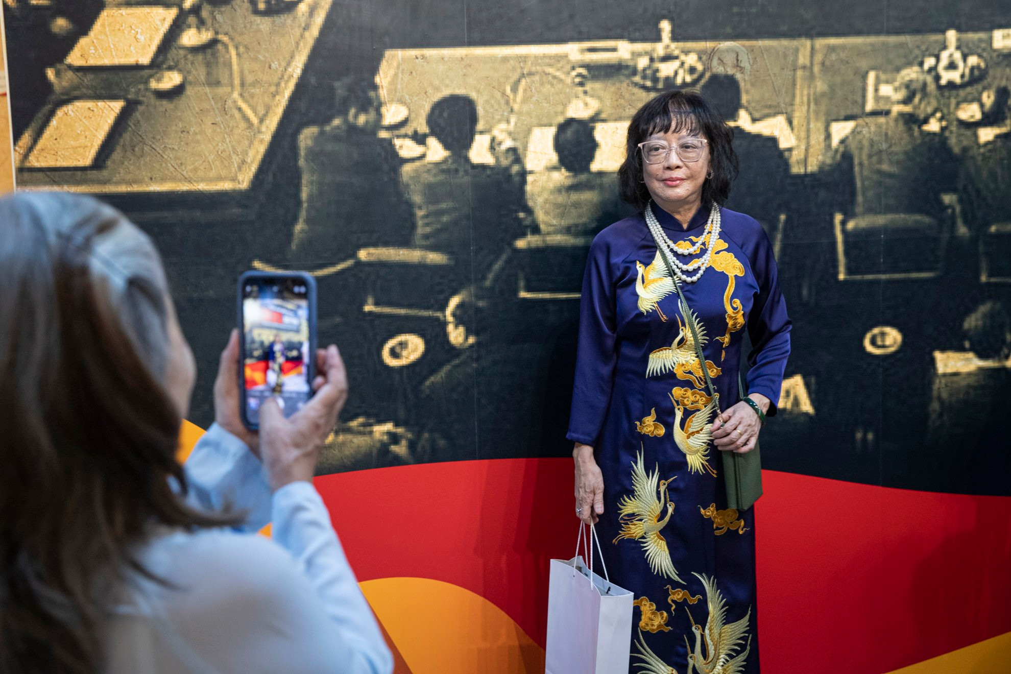 Các đại biểu, công chúng chụp ảnh kỷ niệm tại triển lãm.