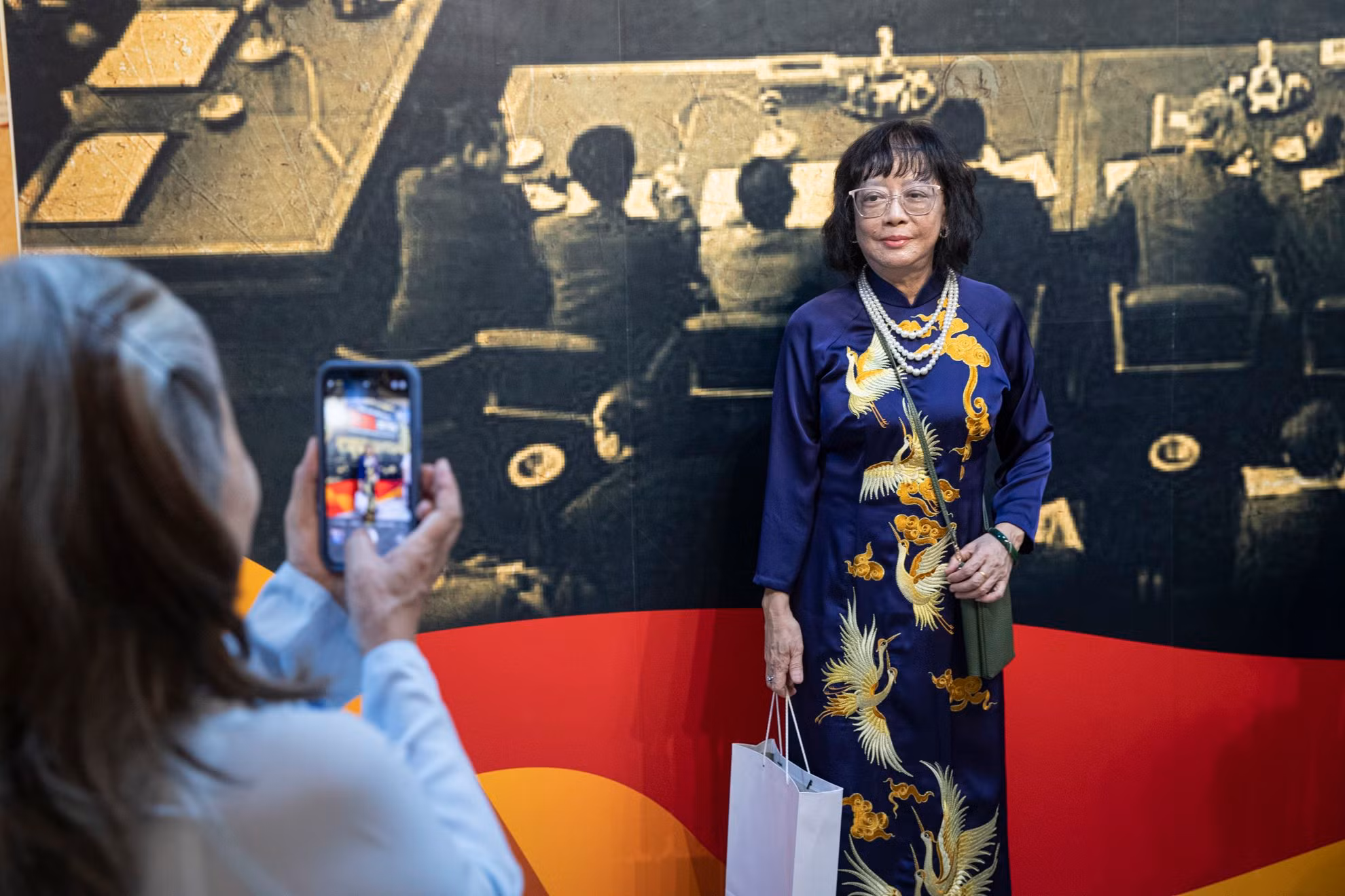 Các đại biểu, công chúng chụp ảnh kỷ niệm tại triển lãm.