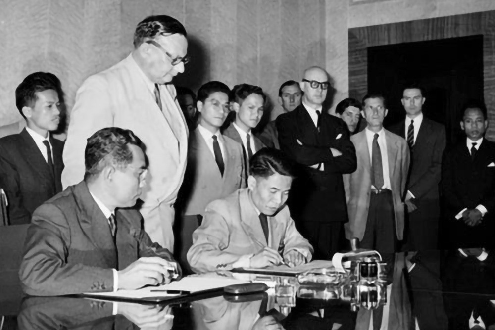 Ngày 20/7/1954, Thứ trưởng Quốc phòng Tạ Quang Bửu thay mặt Chính phủ và Bộ Tổng tư lệnh Quân đội nhân dân Việt Nam ký Hiệp định đình chiến ở Việt Nam. (Ảnh: Tư liệu TTXVN)