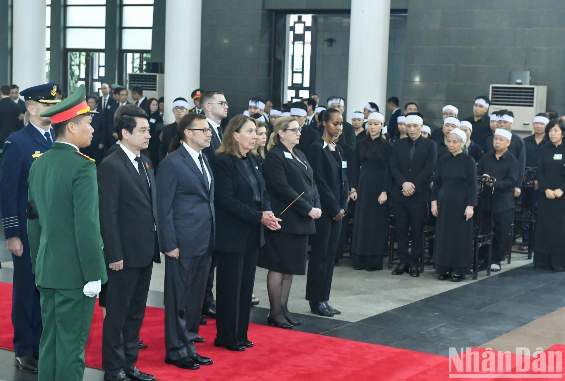 Đoàn Australia do bà Sue Lines, Chủ tịch Thượng viện Australia làm Trưởng đoàn vào viếng Tổng Bí thư Nguyễn Phú Trọng. Đoàn Australia do bà Sue Lines, Chủ tịch Thượng viện Australia làm Trưởng đoàn vào viếng Tổng Bí thư Nguyễn Phú Trọng.