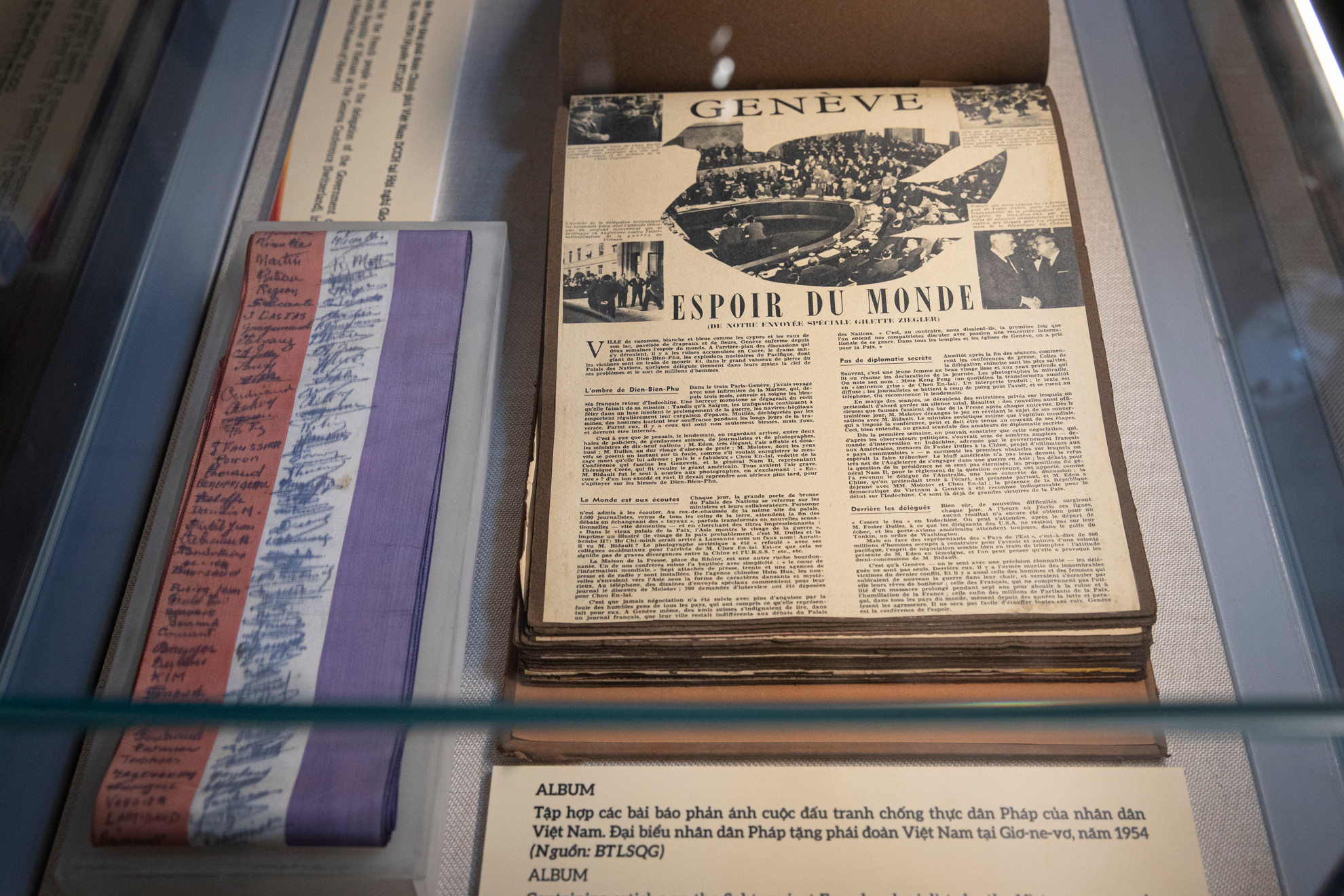 Album tập hợp các bài báo phản ánh cuộc đấu tranh chống thực dân Pháp của nhân dân Việt Nam. Đại biểu nhân dân Pháp tặng phái đoàn Việt Nam tại Geneva năm 1954. (Nguồn: Bảo tàng Lịch sử quốc gia)