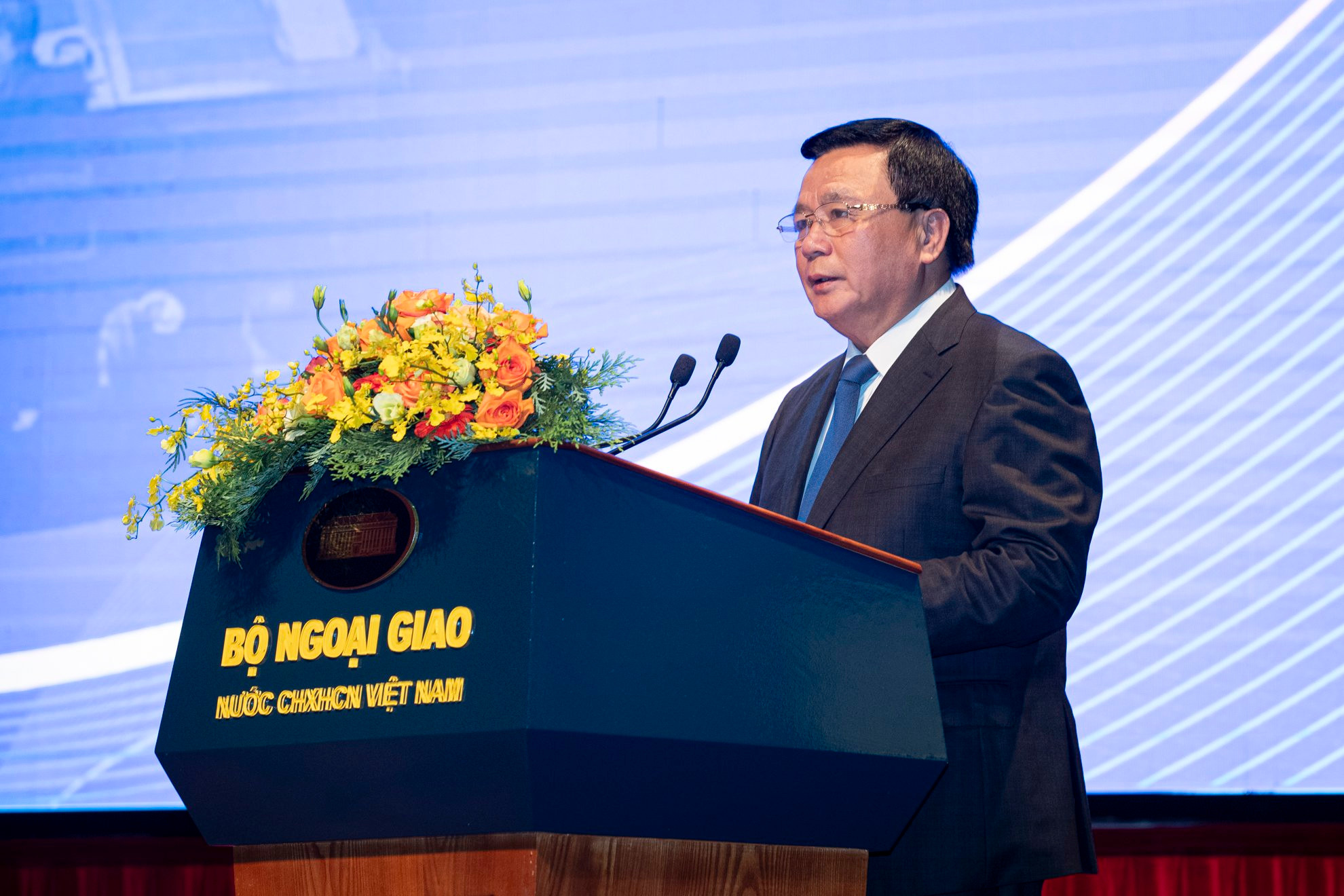 Đồng chí Nguyễn Xuân Thắng, Ủy viên Bộ Chính trị, Giám đốc Học viện Chính trị quốc gia Hồ Chí Minh, Chủ tịch Hội đồng Lý luận Trung ương phát biểu chỉ đạo tại hội thảo. (Ảnh: SƠN TÙNG)