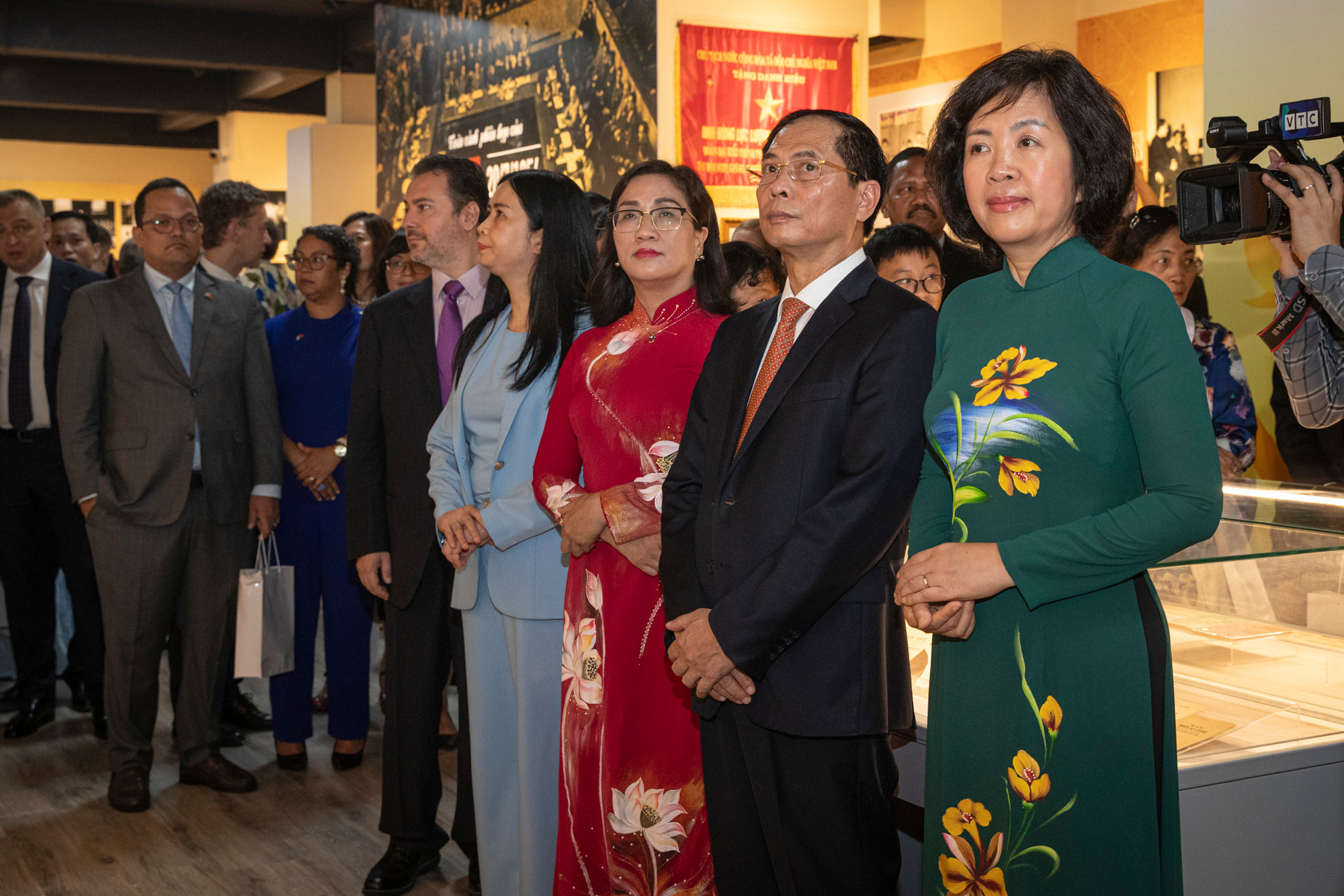 Các đại biểu tham quan triển lãm.