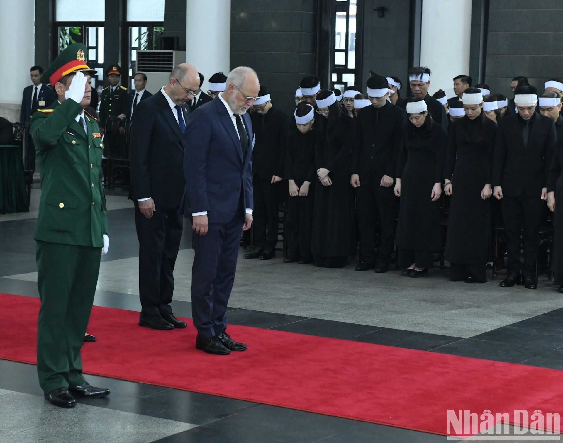 Đoàn Liên bang Thụy Sĩ do Quốc vụ khanh phụ trách ngoại giao (Bộ Ngoại giao Thụy Sĩ) Alexandre Fasel làm Trưởng đoàn vào viếng Tổng Bí thư Nguyễn Phú Trọng. Đoàn Liên bang Thụy Sĩ do Quốc vụ khanh phụ trách ngoại giao (Bộ Ngoại giao Thụy Sĩ) Alexandre Fasel làm Trưởng đoàn vào viếng Tổng Bí thư Nguyễn Phú Trọng.