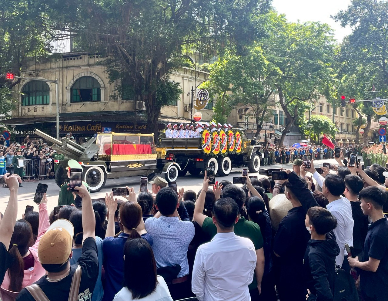 Đoàn xe chở linh cữu của Tổng Bí thư Nguyễn Phú Trọng đi qua phố Hàng Khay trong niềm tiếc thương, xúc động của người dân. (Ảnh: ĐÌNH TUẤN)