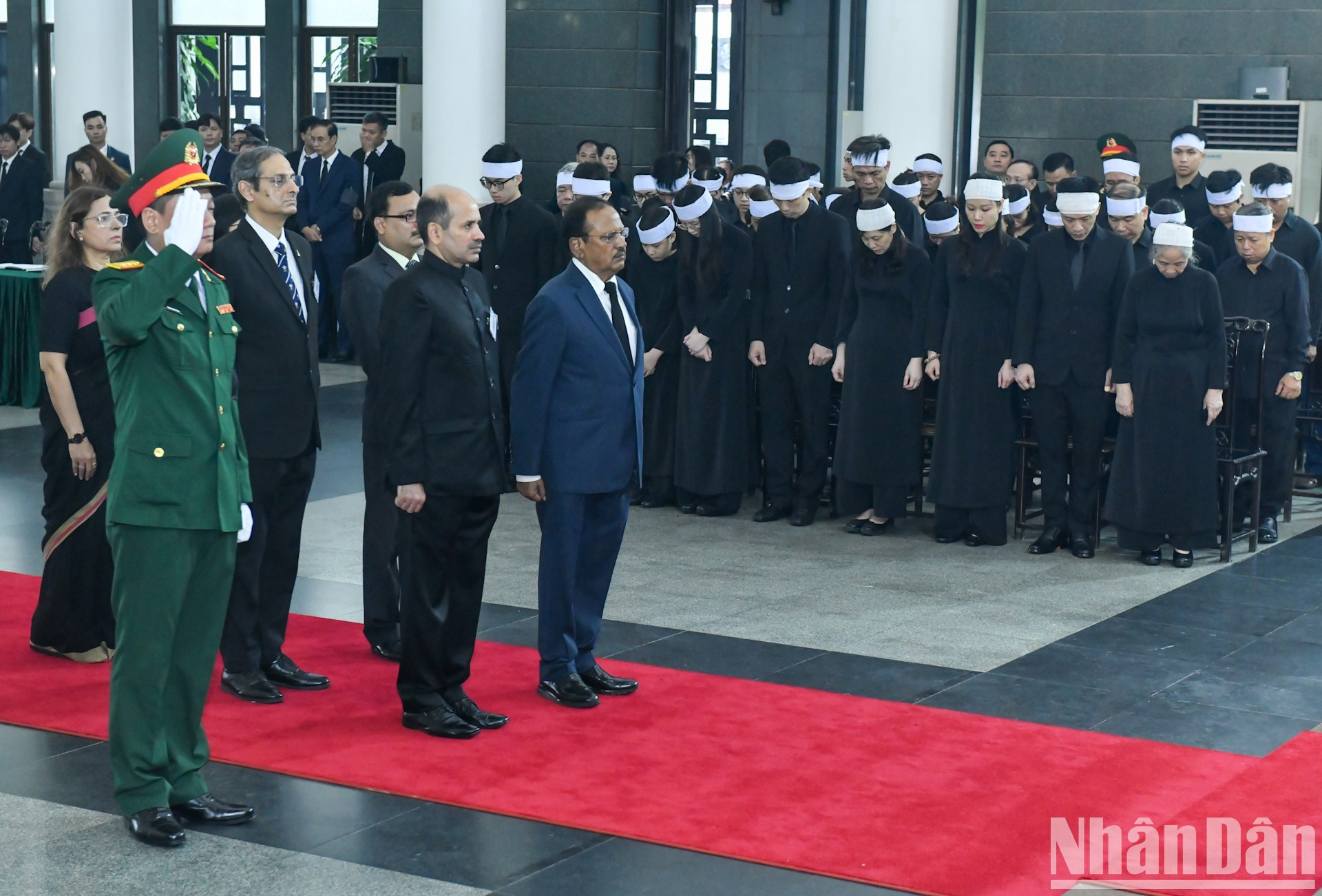 Đoàn Cộng hòa Ấn Độ do ông Ajit Doval, Cố vấn an ninh quốc gia của Thủ tướng Ấn Độ làm Trưởng đoàn vào viếng Tổng Bí thư Nguyễn Phú Trọng. Đoàn Cộng hòa Ấn Độ do ông Ajit Doval, Cố vấn an ninh quốc gia của Thủ tướng Ấn Độ làm Trưởng đoàn vào viếng Tổng Bí thư Nguyễn Phú Trọng.