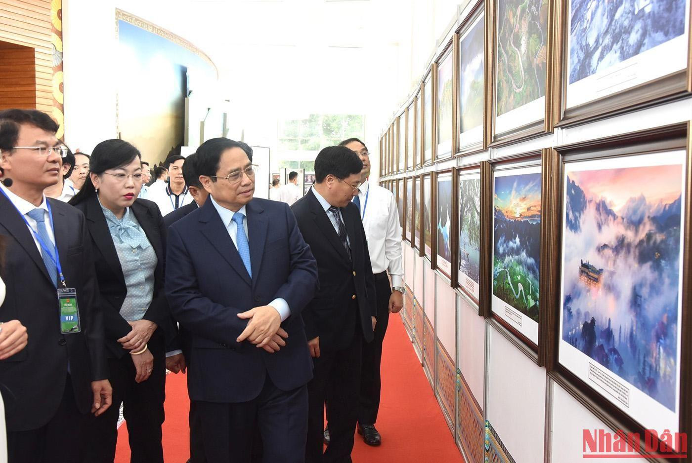 Thủ tướng Phạm Minh Chính tham quan triển lãm ảnh. Thủ tướng Phạm Minh Chính tham quan triển lãm ảnh.