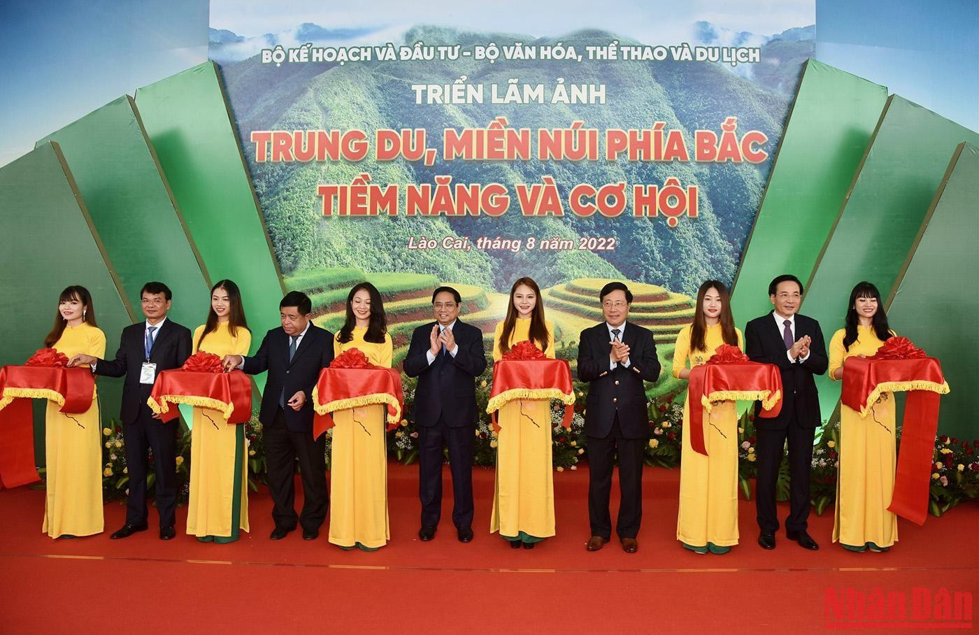 Thủ tướng Phạm Minh Chính cắt băng khai mạc triển lãm ảnh. Thủ tướng Phạm Minh Chính cắt băng khai mạc triển lãm ảnh.