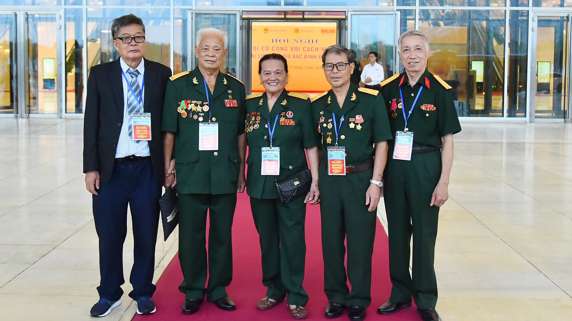 Nữ Anh hùng Lực lượng vũ trang nhân dân Ngô Thị Tuyển cùng các đại biểu đoàn Thanh Hóa.