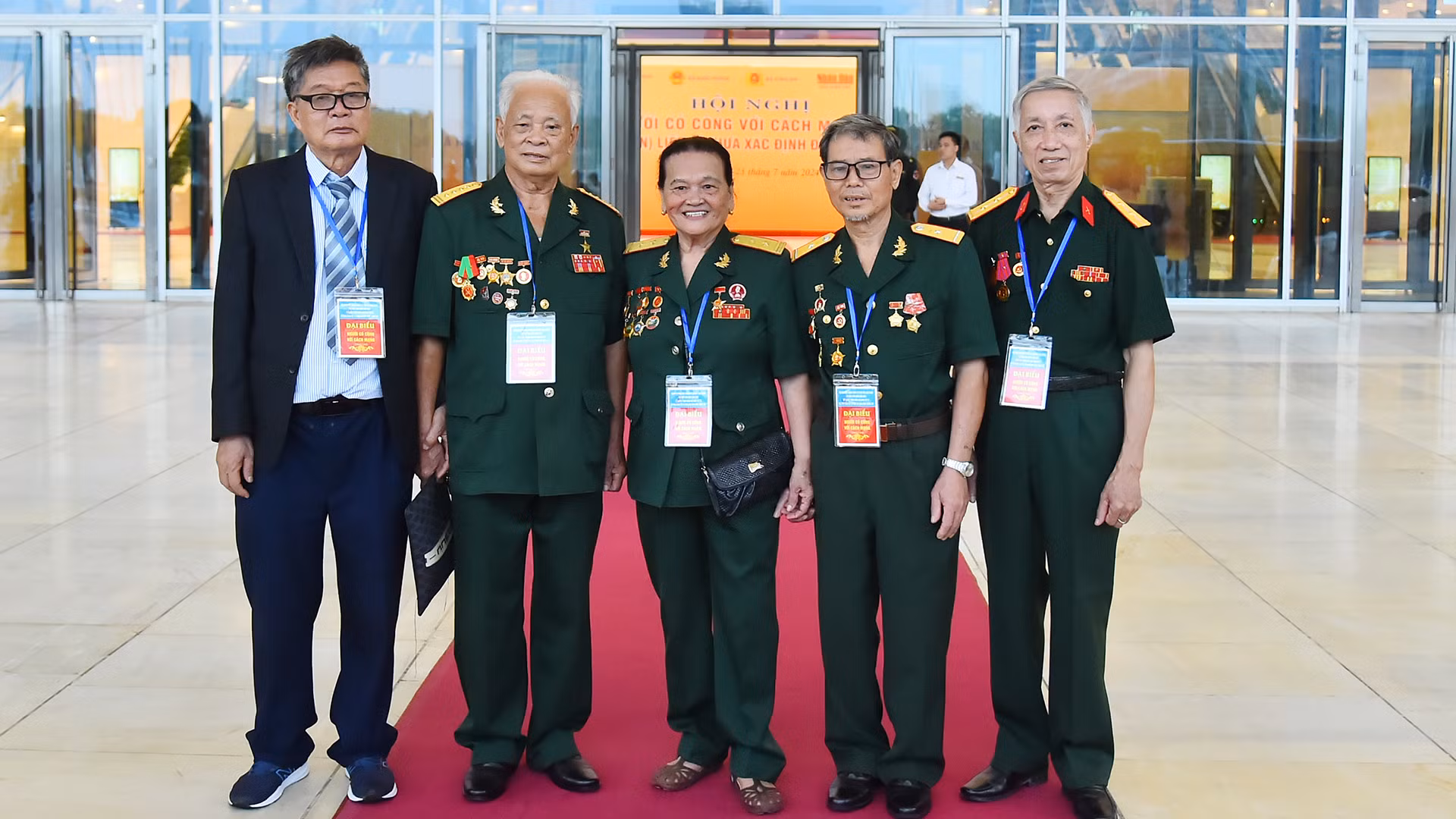 Nữ Anh hùng Lực lượng vũ trang nhân dân Ngô Thị Tuyển cùng các đại biểu đoàn Thanh Hóa.