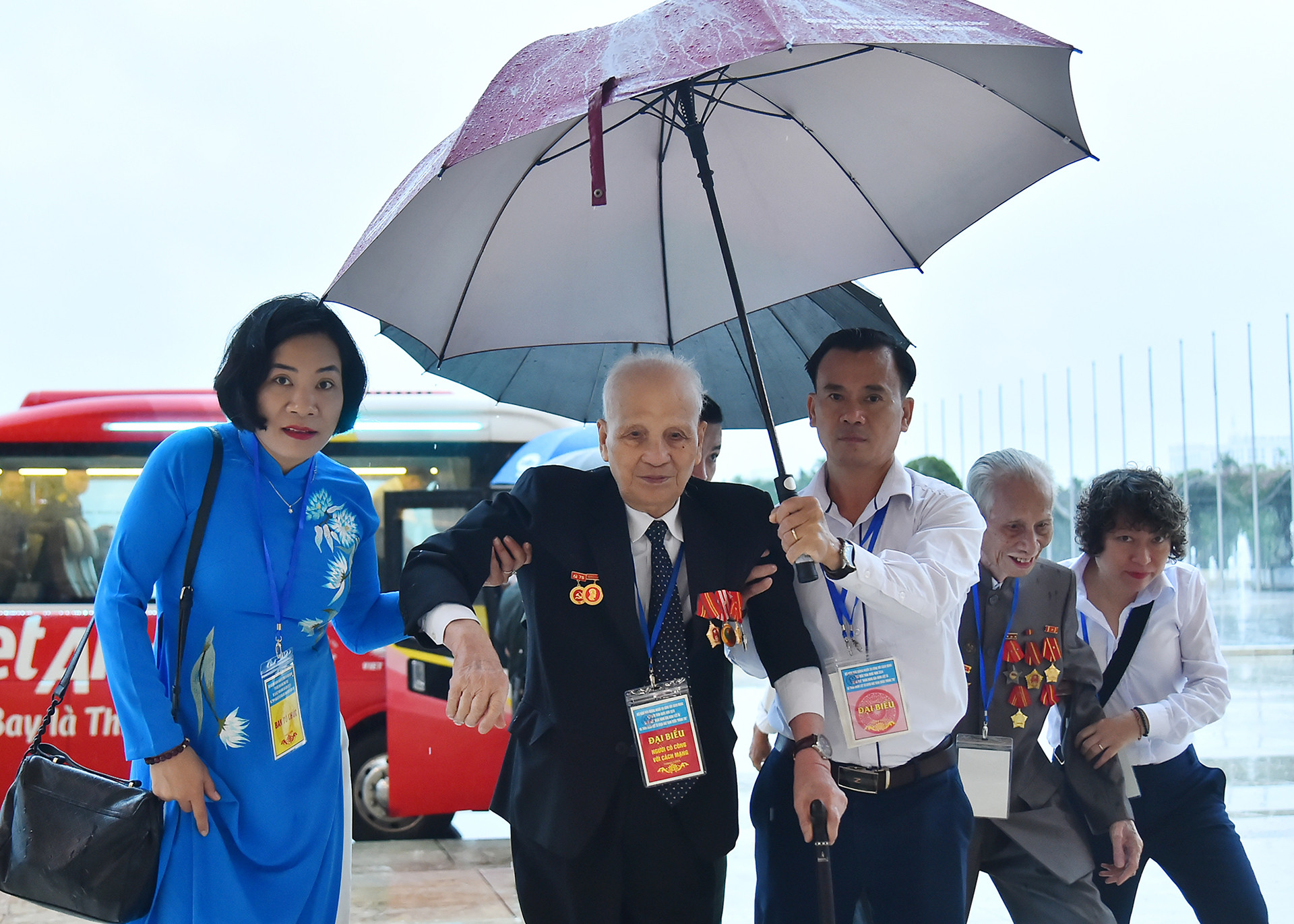 Hỗ trợ các đại biểu dự hội nghị do thời tiết không thuận lợi vì ảnh hưởng của bão số 2.