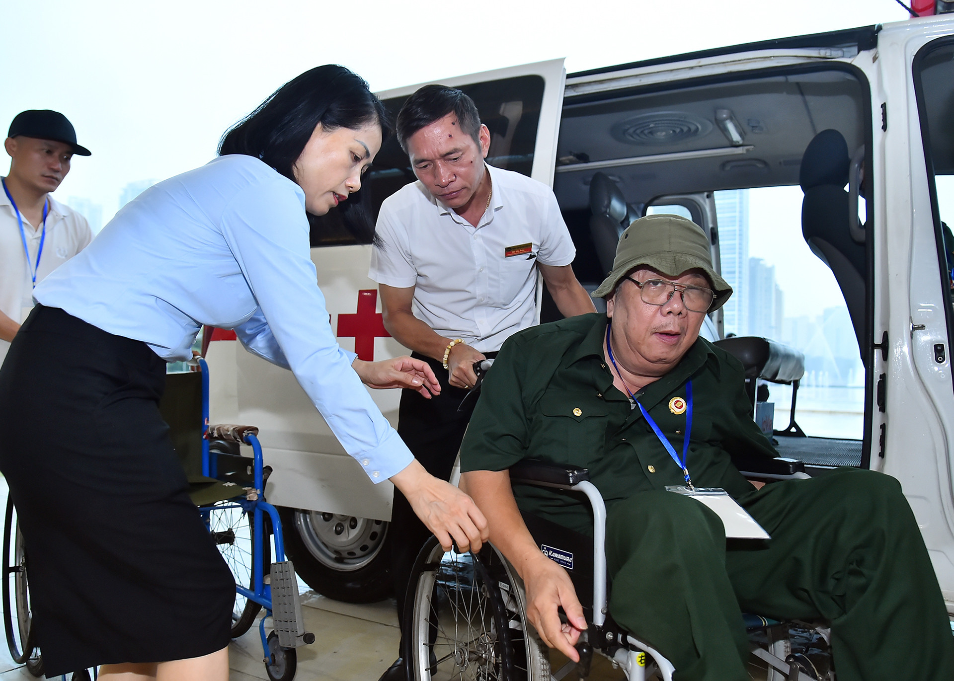 Các đại biểu thương binh được lực lượng y tế hỗ trợ tham dự Hội nghị.