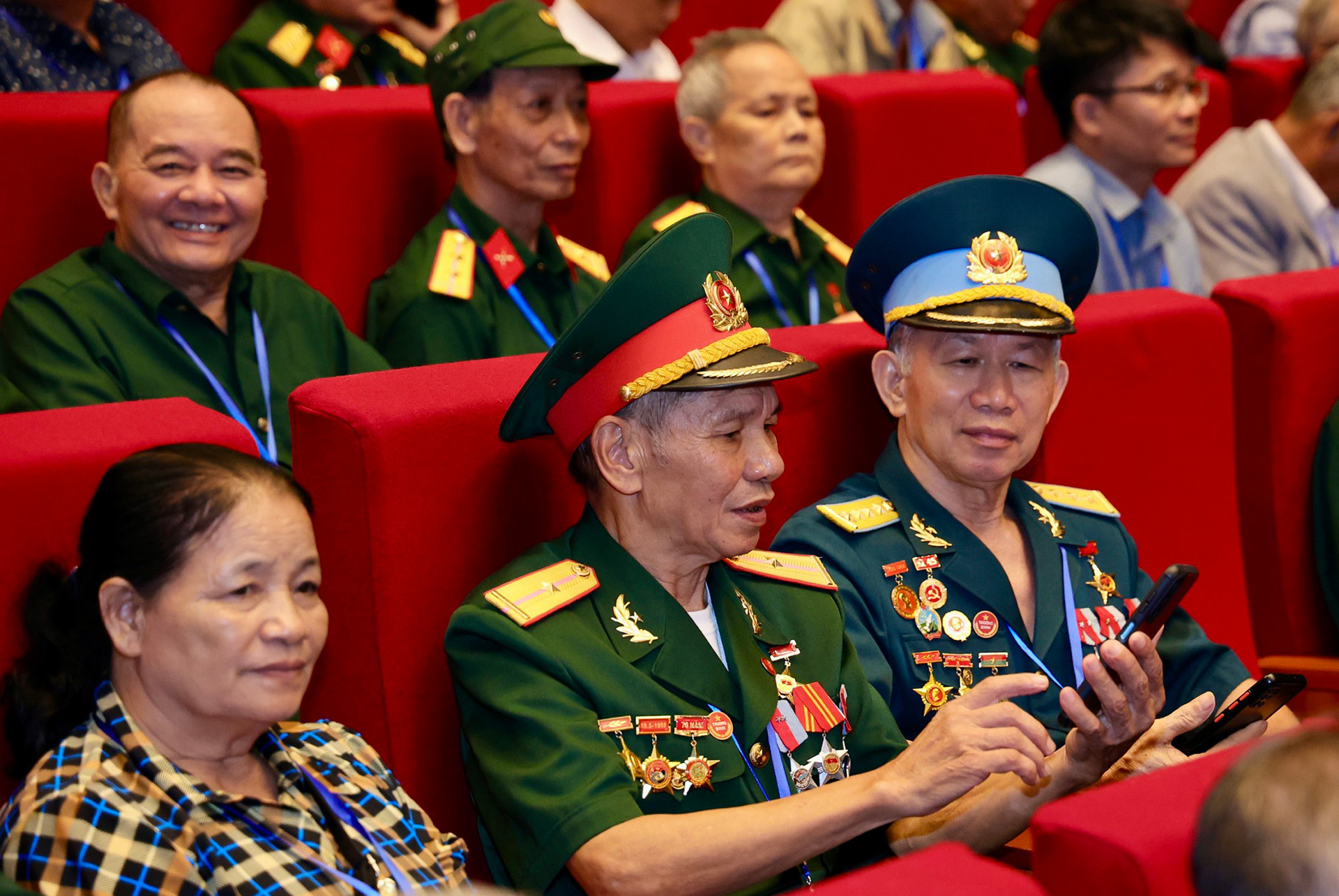 … và chia sẻ những câu chuyện trong cuộc sống đời thường.