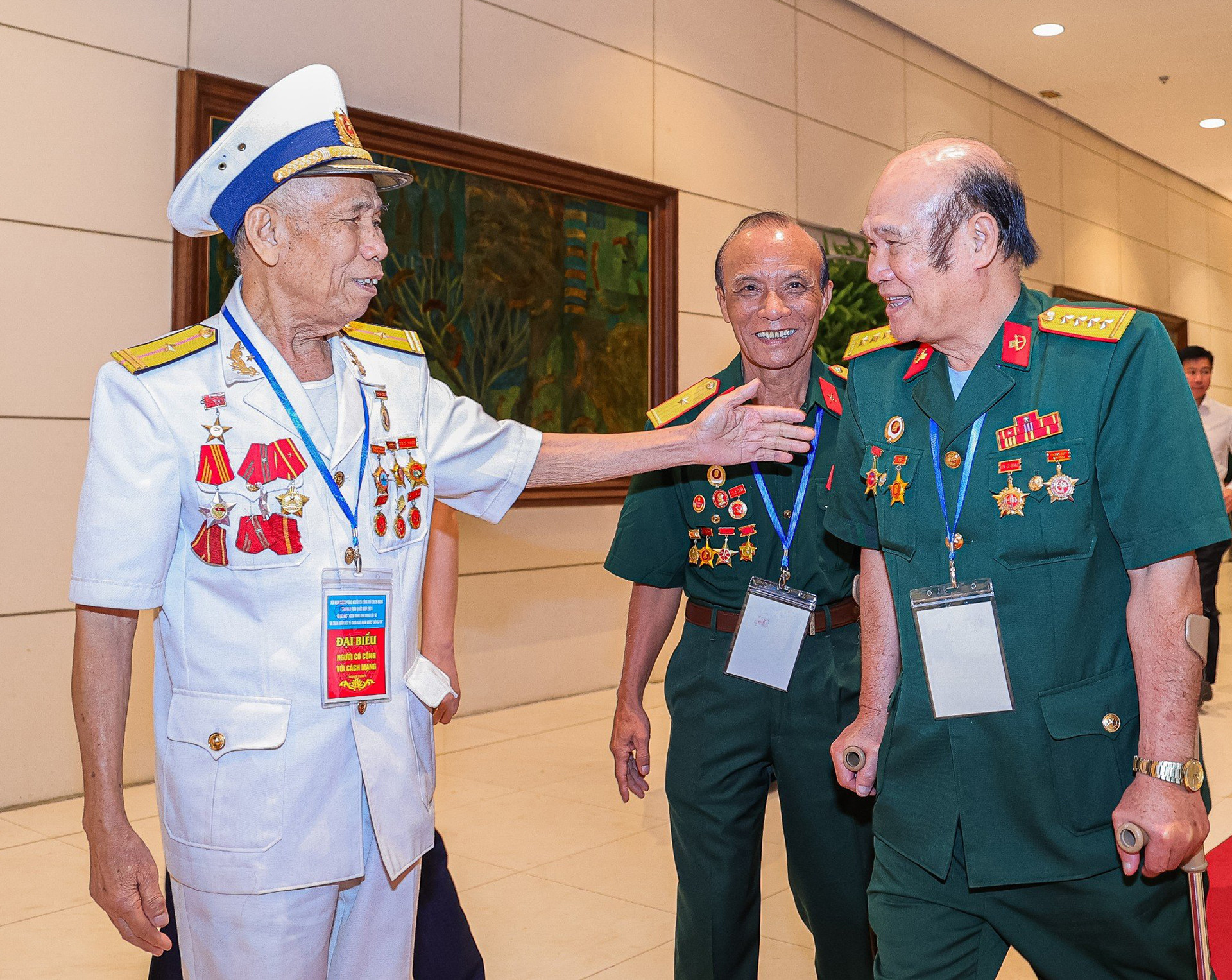 Niềm vui gặp gỡ của những người từng trải qua một thời chiến tranh khói lửa.