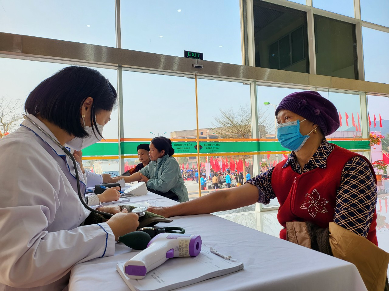 Thầy thuốc trẻ tình nguyện khám bệnh cho người dân huyện Lộc Bình (tỉnh Lạng Sơn) trong khuôn khổ chương trình “Tháng Ba biên giới” năm 2023.