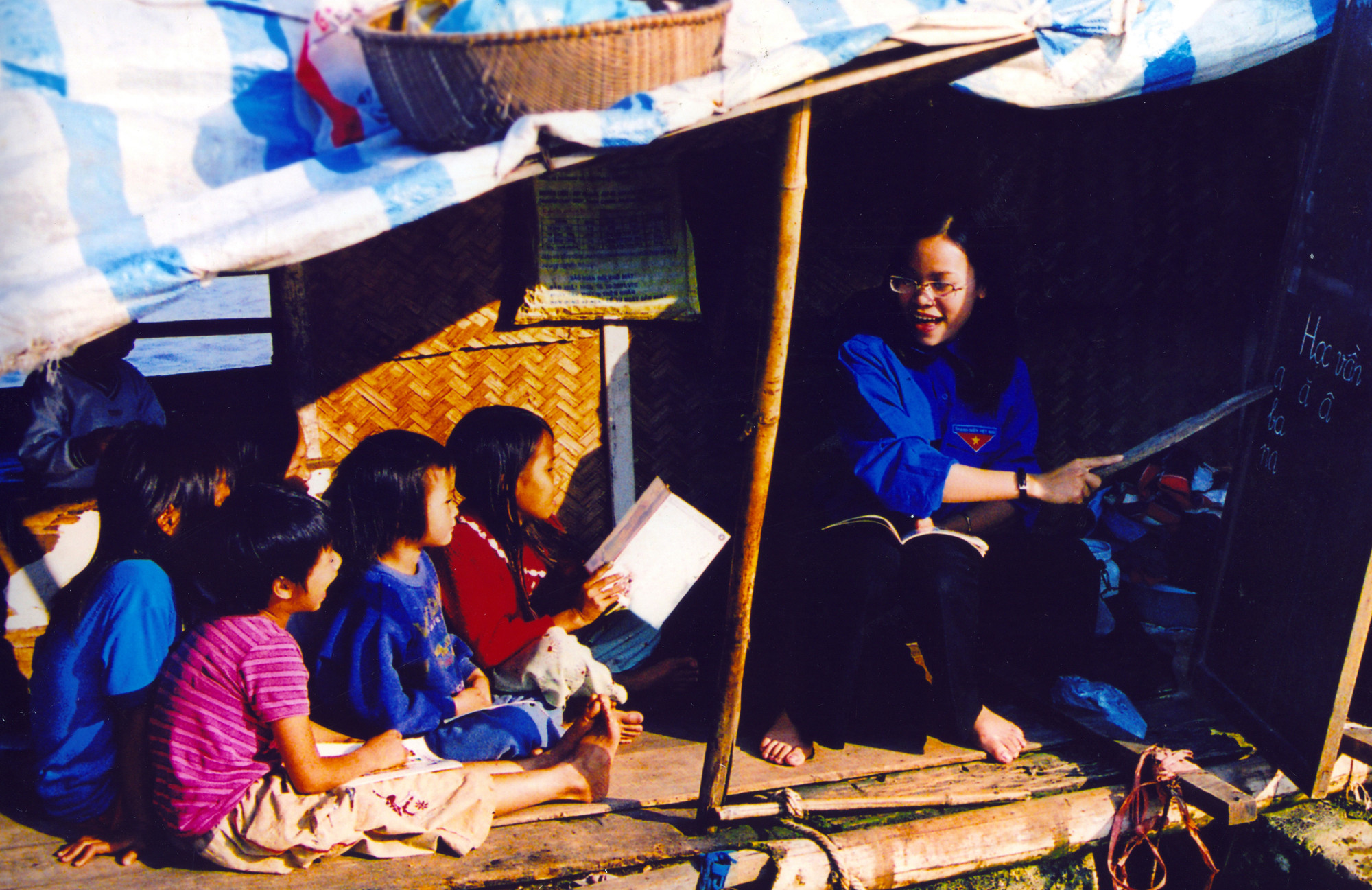 Nữ thanh niên tình nguyện dạy học cho thiếu nhi có hoàn cảnh khó khăn.