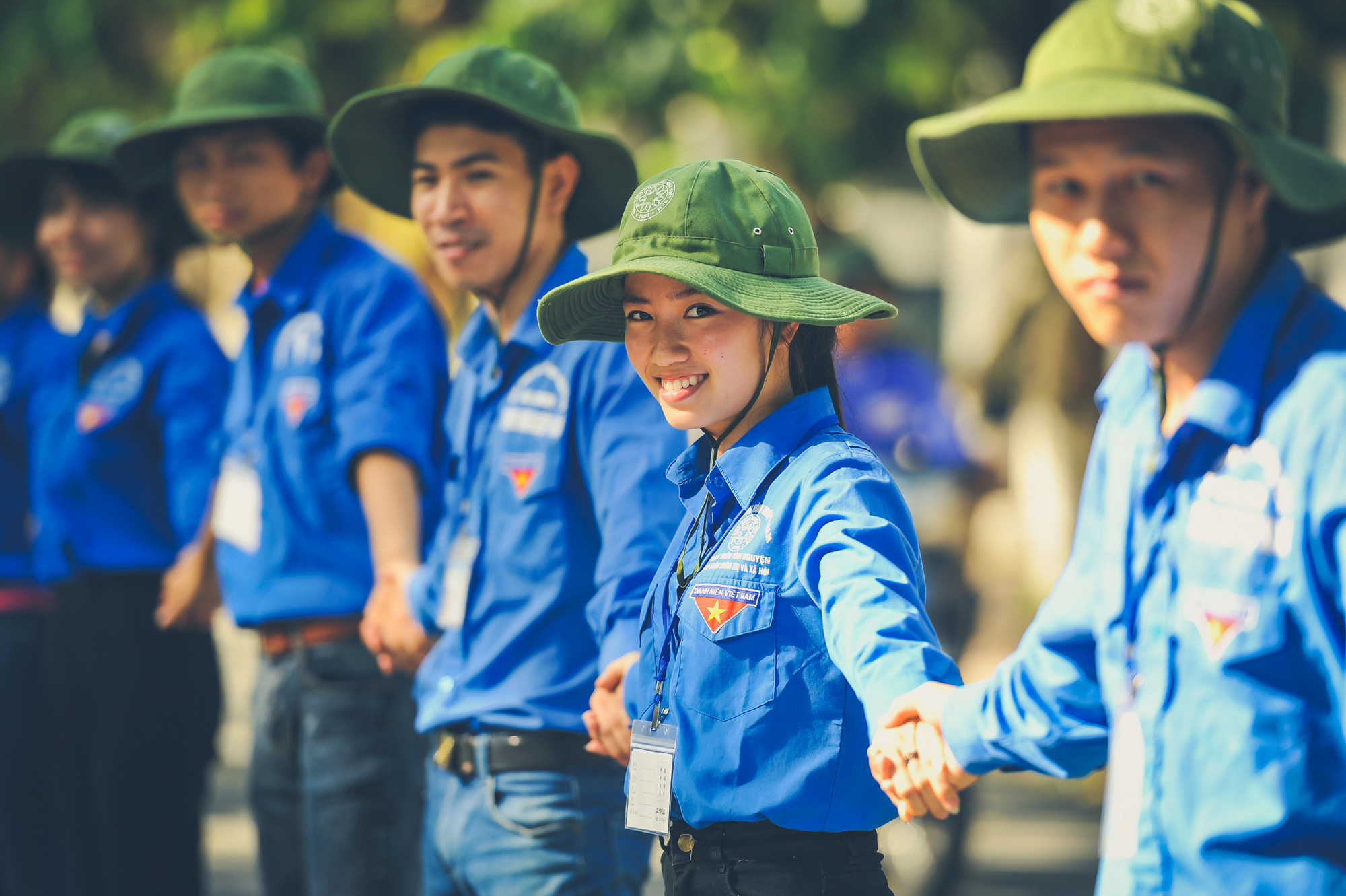 Thanh niên tình nguyện xếp hàng hỗ trợ phân luồng giao thông. Thanh niên tình nguyện xếp hàng hỗ trợ phân luồng giao thông.