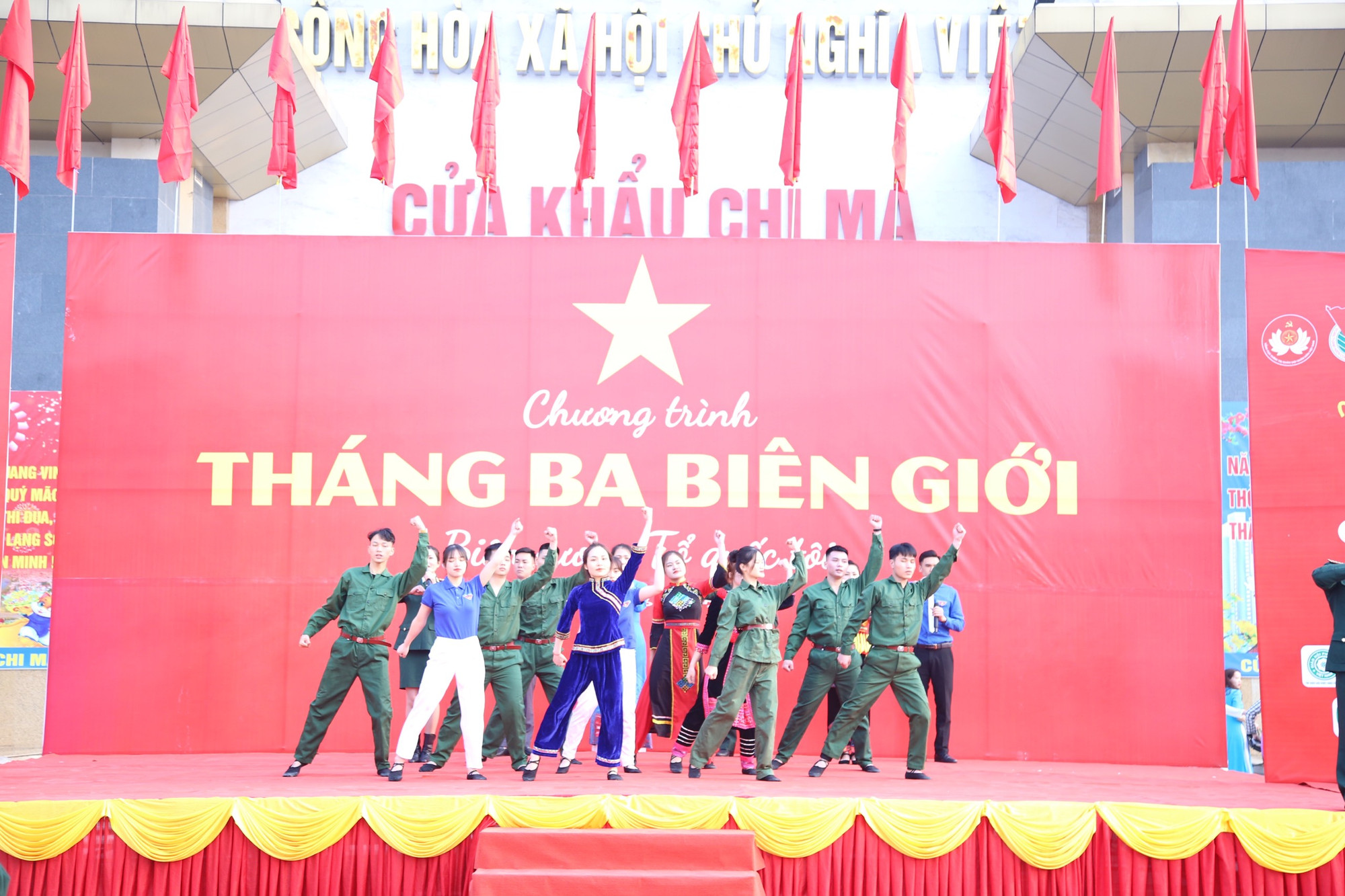 Các tiết mục văn nghệ dành tặng bà con nhân dân biên giới tại Cửa khẩu Chi Ma (huyện Lộc Bình, tỉnh Lạng Sơn).