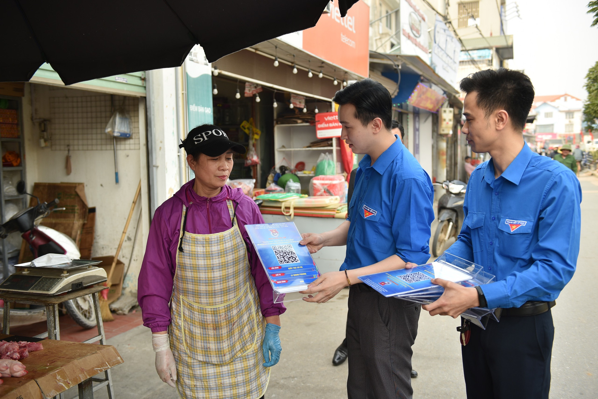 Cán bộ Đoàn, đoàn viên tình nguyện hỗ trợ người dân Thủ đô chuyển đổi số tại những khu chợ dân sinh. Cán bộ Đoàn, đoàn viên tình nguyện hỗ trợ người dân Thủ đô chuyển đổi số tại những khu chợ dân sinh.