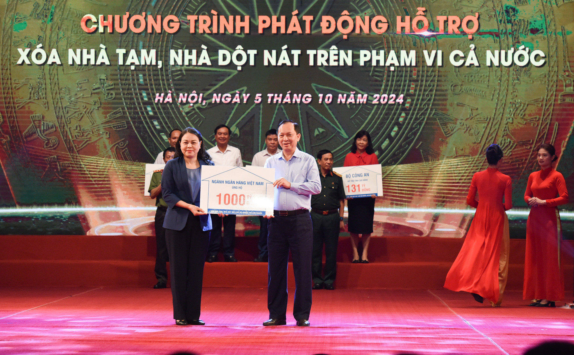 Ngành Ngân hàng Việt Nam trao tượng trưng kinh phí hỗ trợ xóa nhà tạm, nhà dột nát cho đại diện lãnh đạo Mặt trận Tổ quốc Việt Nam.
