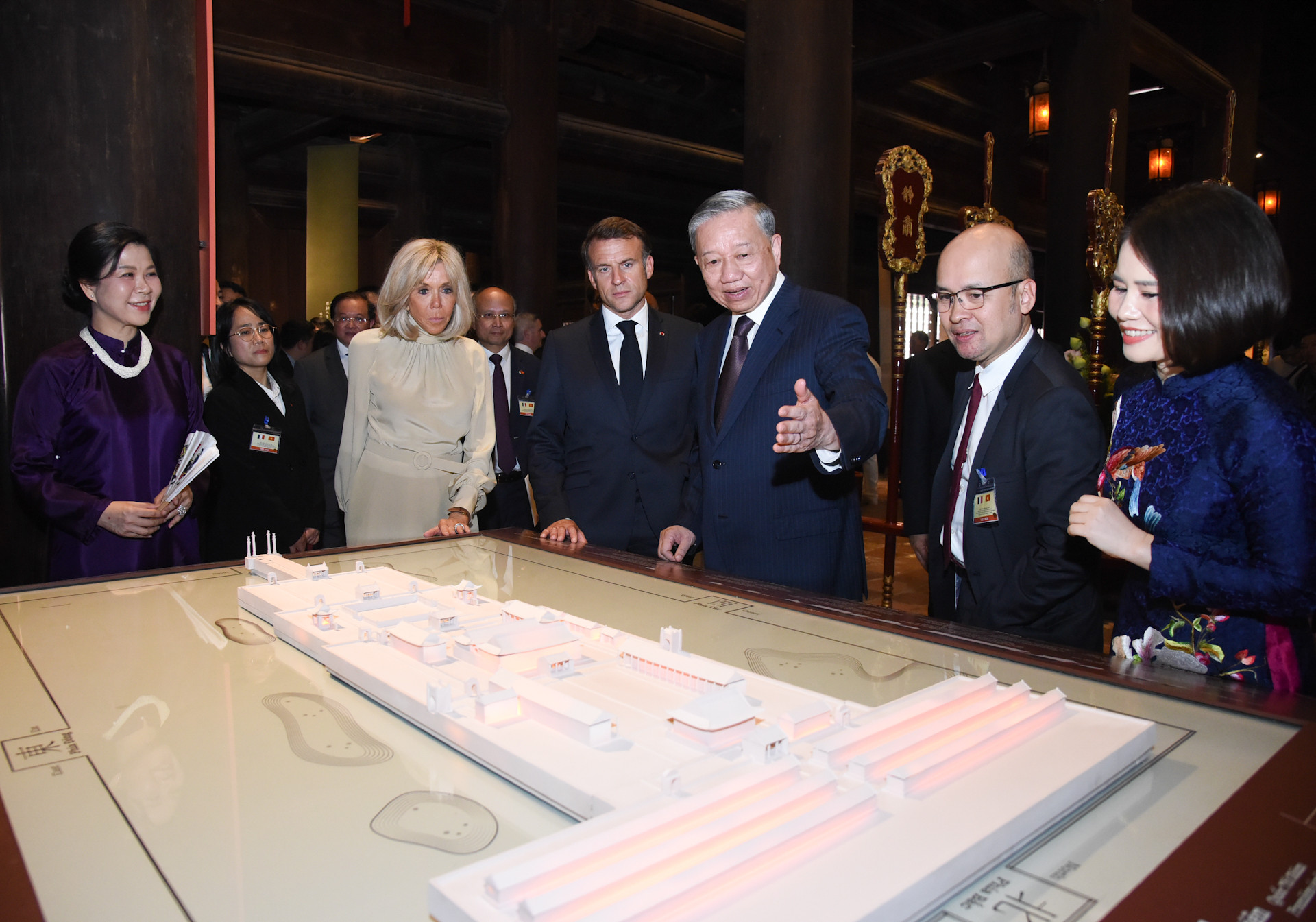 Nằm trong quần thể di tích Văn Miếu-Quốc Tử Giám, Gác Khuê Văn vốn là nơi người xưa dùng để họp, bình những bài văn hay.