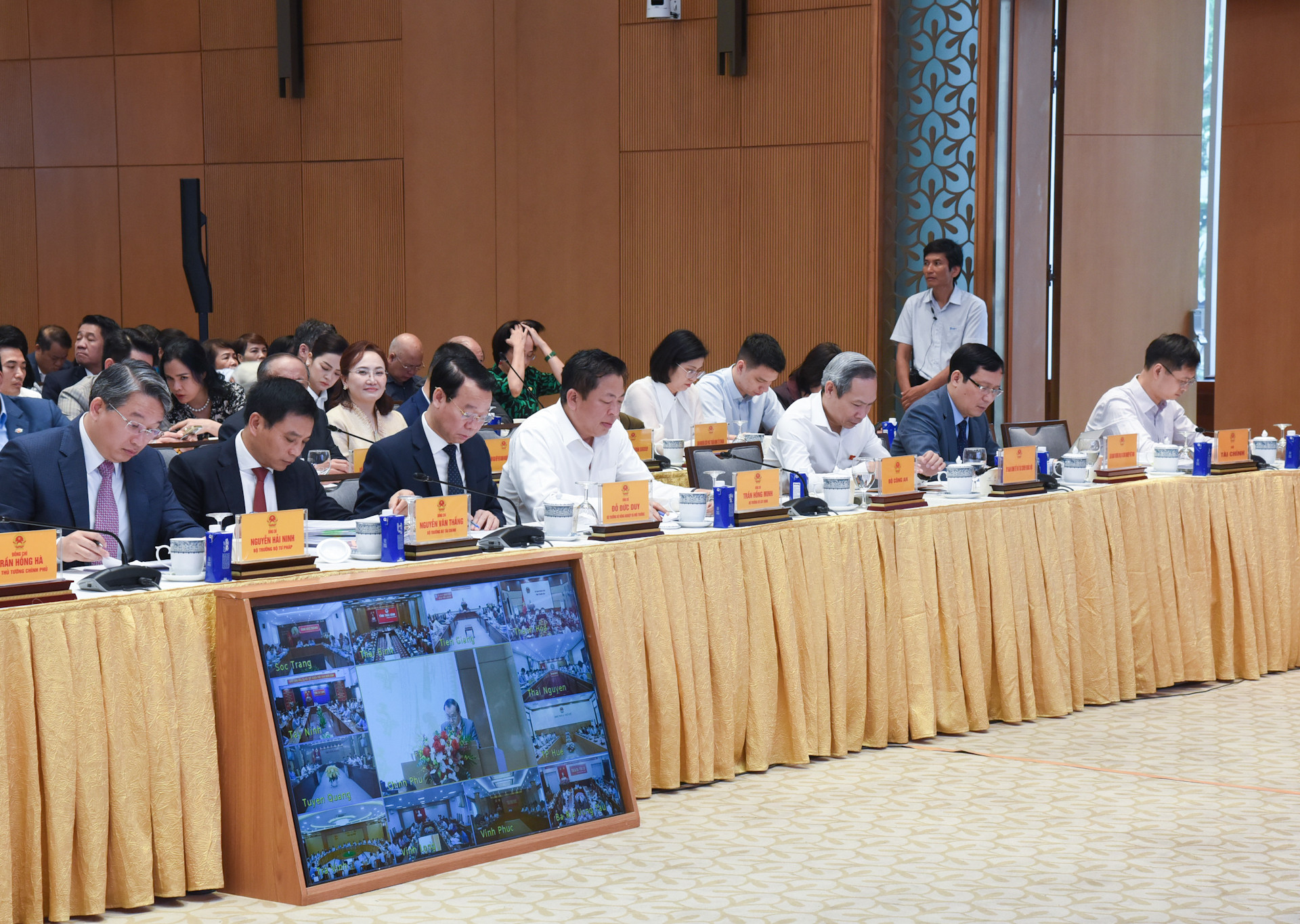 Đại diện lãnh đạo các ban, bộ, ngành tham dự Tọa đàm.