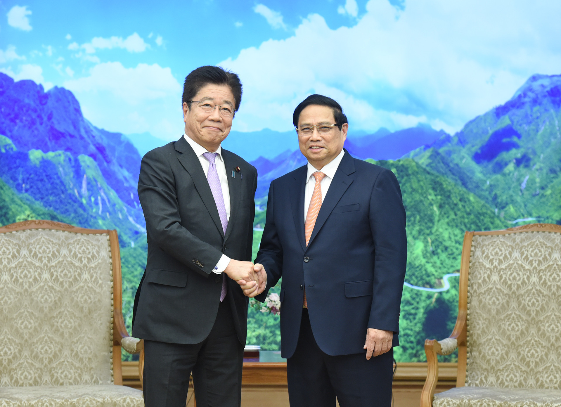 Thủ tướng Phạm Minh Chính và Bộ trưởng Tài chính Nhật Bản Kato Katsunobu.