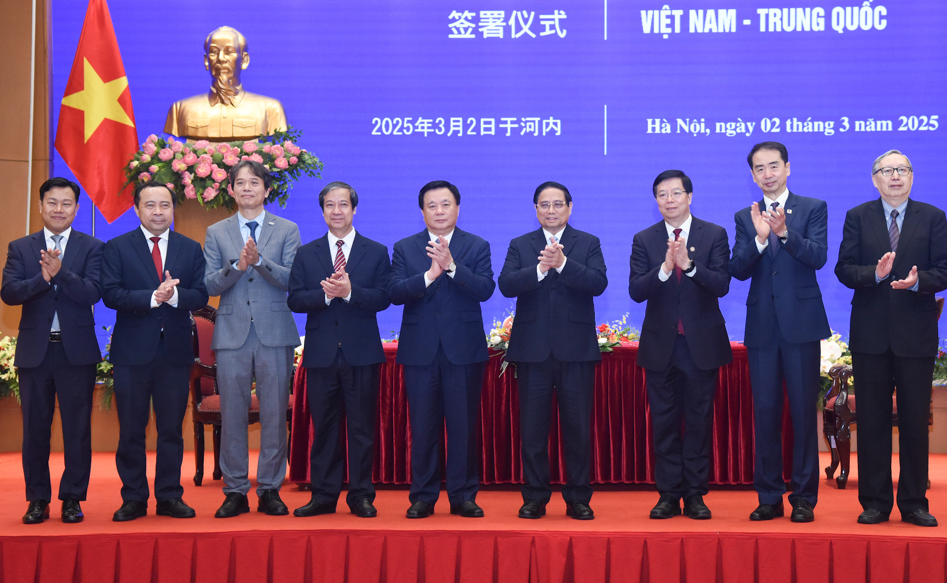 Thủ tướng Phạm Minh Chính và đồng chí Khưu Dũng, Bí thư Đảng ủy Đại học Thanh Hoa, Trung Quốc cùng thành viên đoàn hai nước.