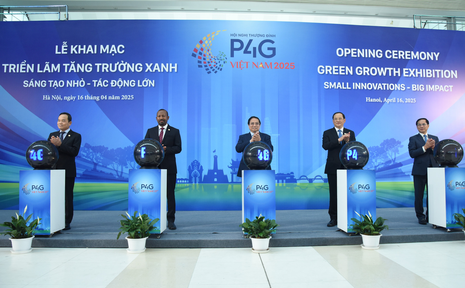 Thủ tướng Phạm Minh Chính và các đại biểu khai mạc Triển lãm "Tăng trưởng xanh" với chủ đề “Sáng tạo nhỏ - Tác động lớn”. Thủ tướng Phạm Minh Chính và các đại biểu khai mạc Triển lãm "Tăng trưởng xanh" với chủ đề “Sáng tạo nhỏ - Tác động lớn”.