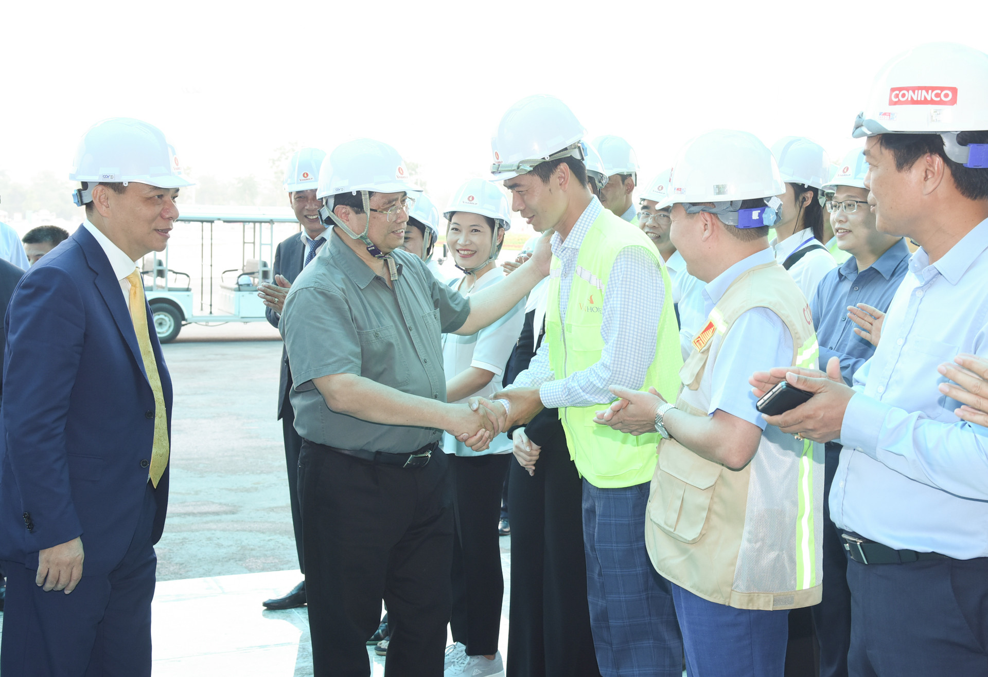 Thủ tướng Phạm Minh Chính thăm hỏi động viên công nhân, kỹ sư thi công dự án Trung tâm Hội chợ Triển lãm Quốc gia tại huyện Đông Anh, Hà Nội. Thủ tướng Phạm Minh Chính thăm hỏi động viên công nhân, kỹ sư thi công dự án Trung tâm Hội chợ Triển lãm Quốc gia tại huyện Đông Anh, Hà Nội.