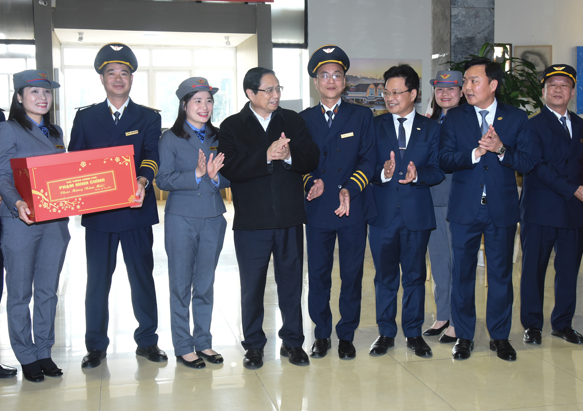 Thủ tướng Phạm Minh Chính tặng quà, chúc Tết cán bộ, nhân viên ngành đường sắt.