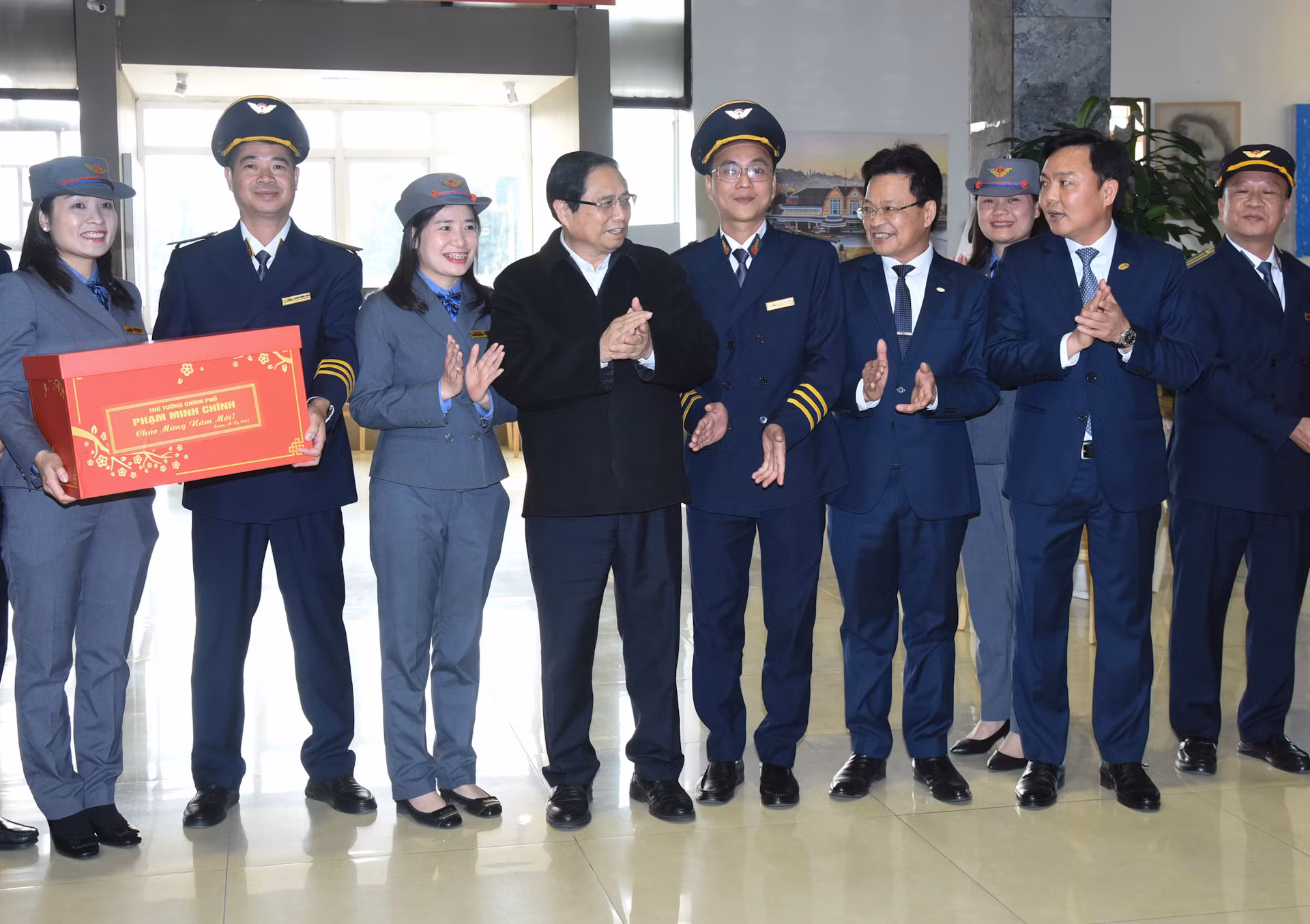 Thủ tướng Phạm Minh Chính tặng quà, chúc Tết cán bộ, nhân viên ngành đường sắt.