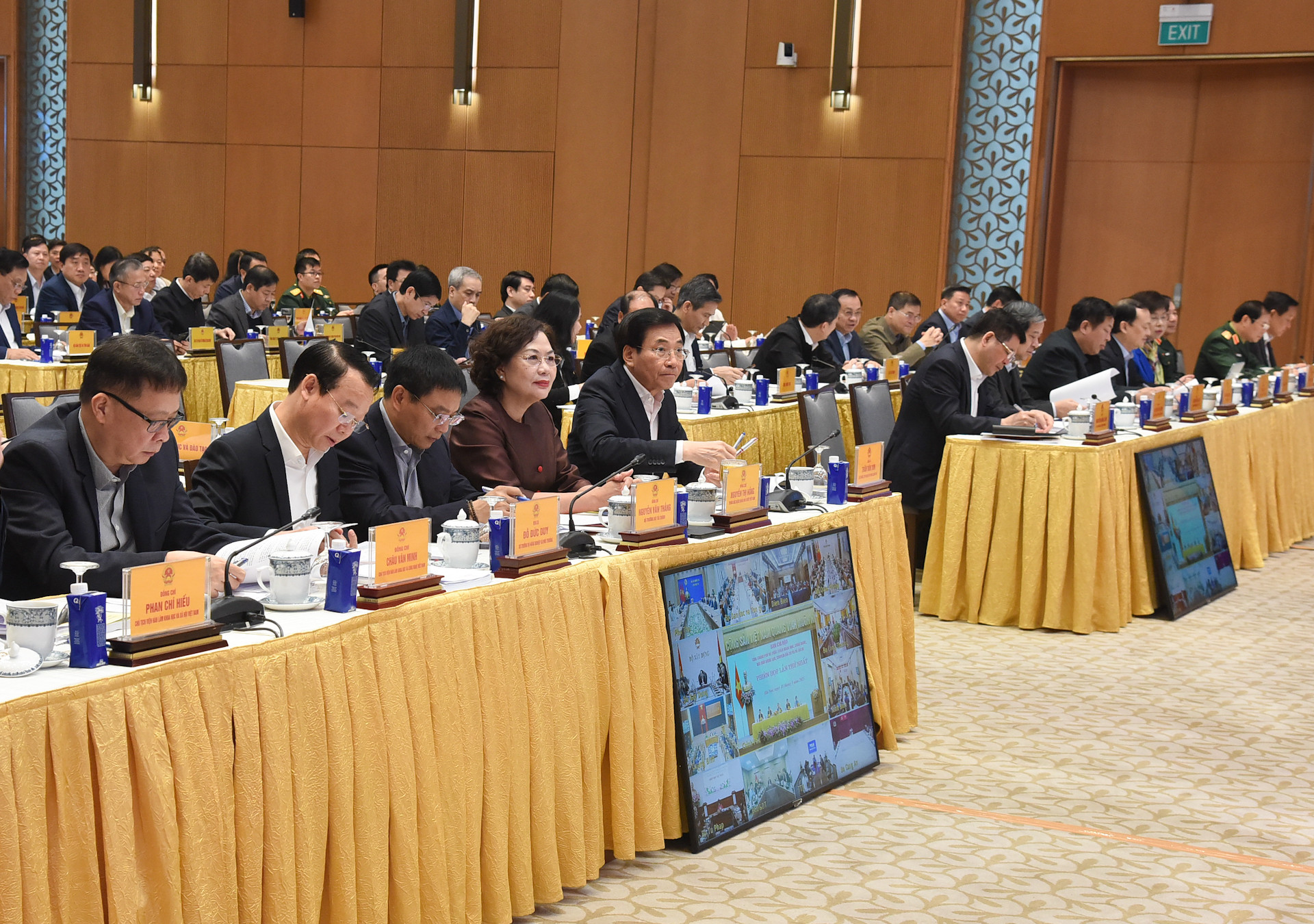 Các đồng chí lãnh đạo, đại biểu tham dự phiên họp. Các đồng chí lãnh đạo, đại biểu tham dự phiên họp.