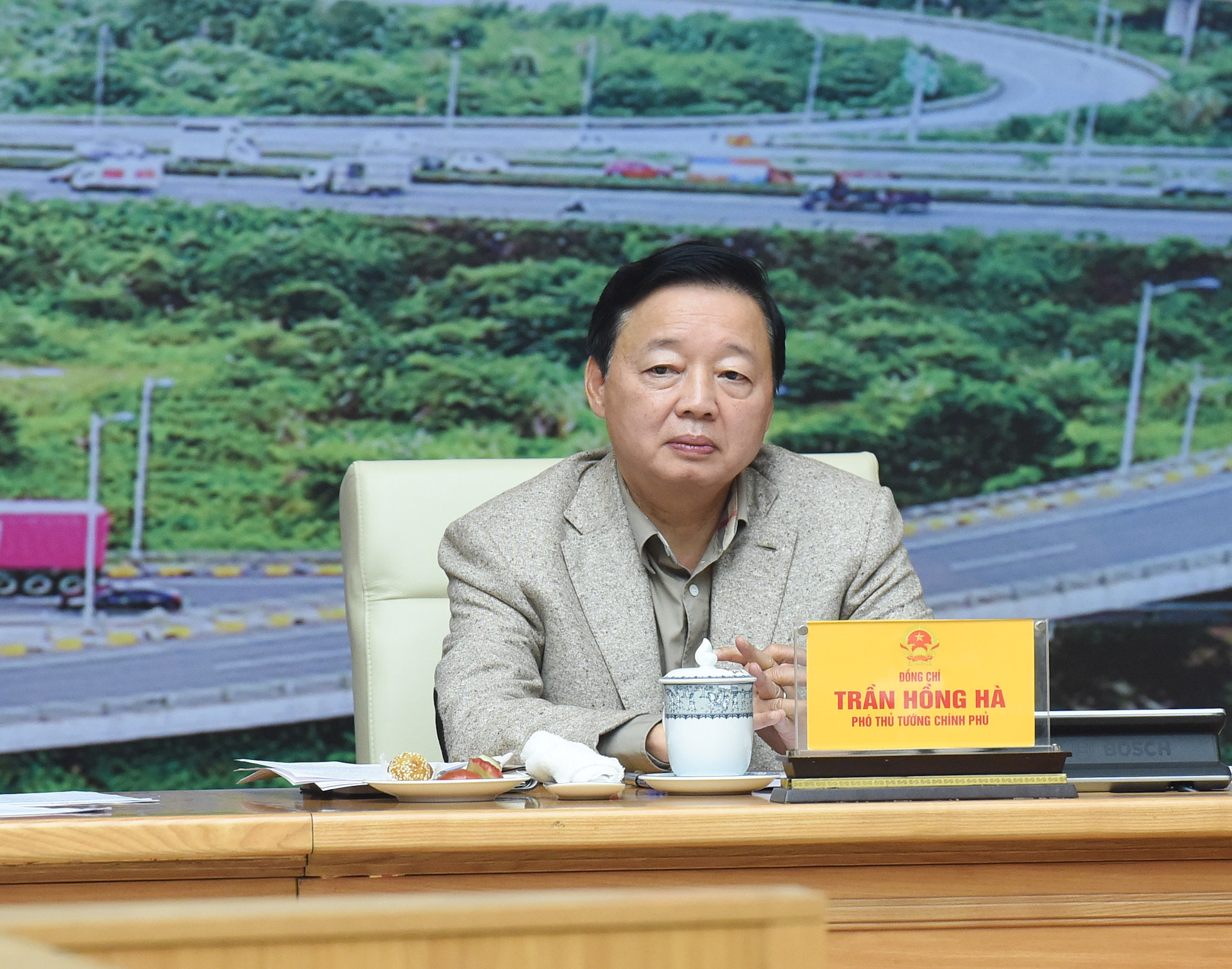 Phó Thủ tướng Trần Hồng Hà phát biểu tại phiên họp.