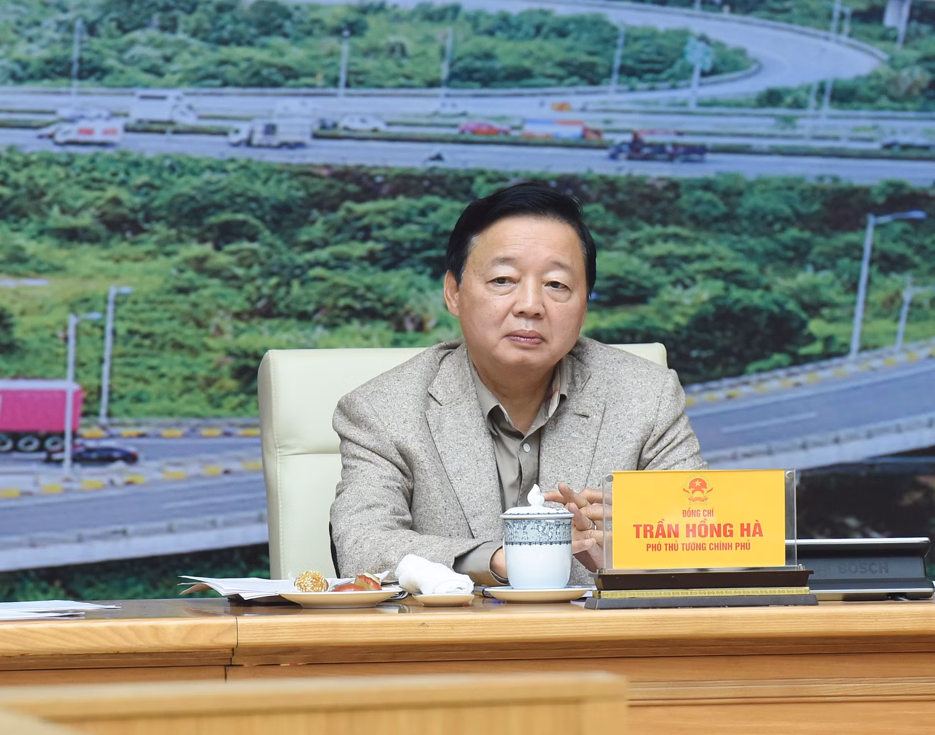 Phó Thủ tướng Trần Hồng Hà phát biểu tại phiên họp.