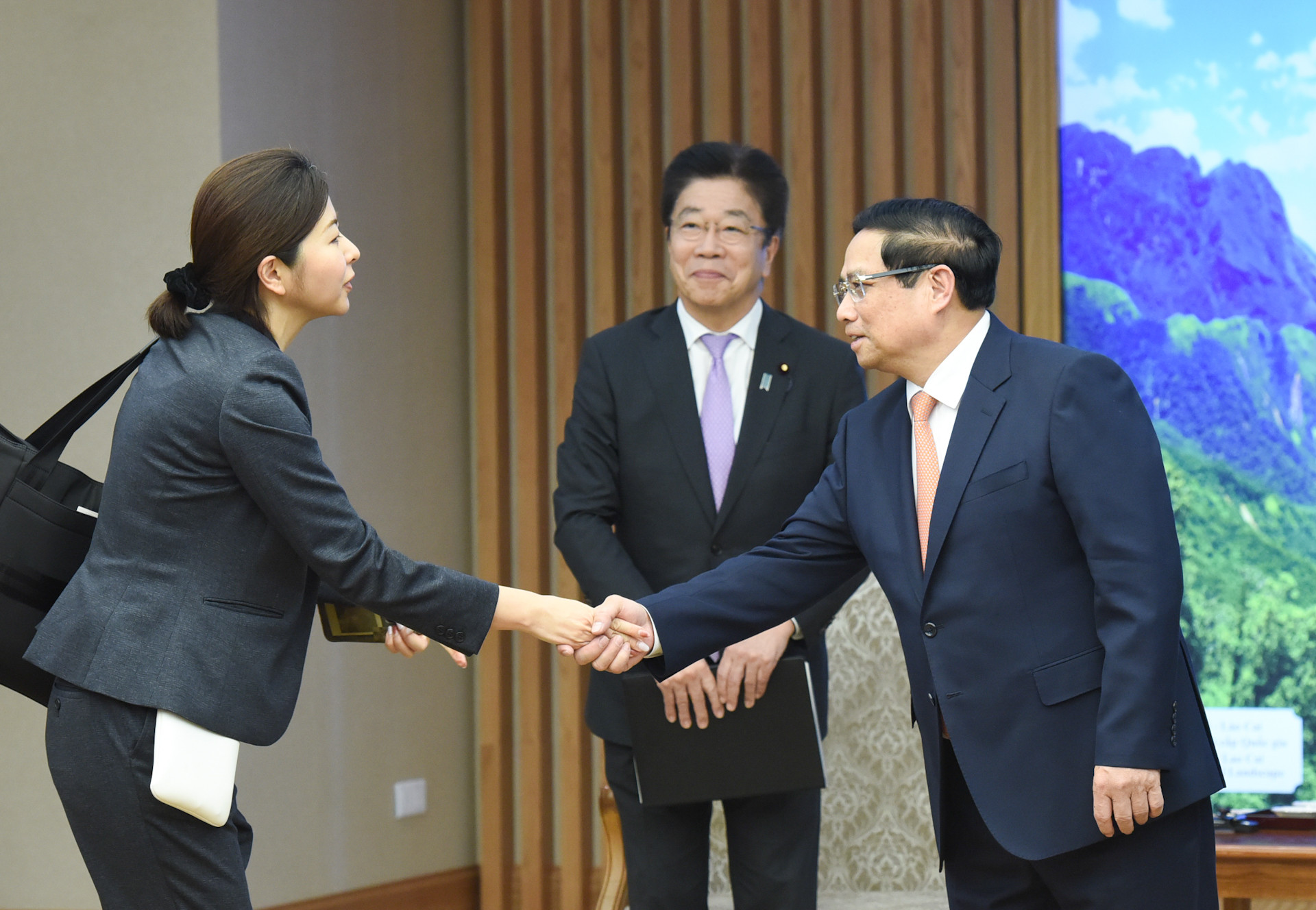 Thủ tướng Phạm Minh Chính với các thành viên đi cùng Bộ trưởng Tài chính Nhật Bản Kato Katsunobu.