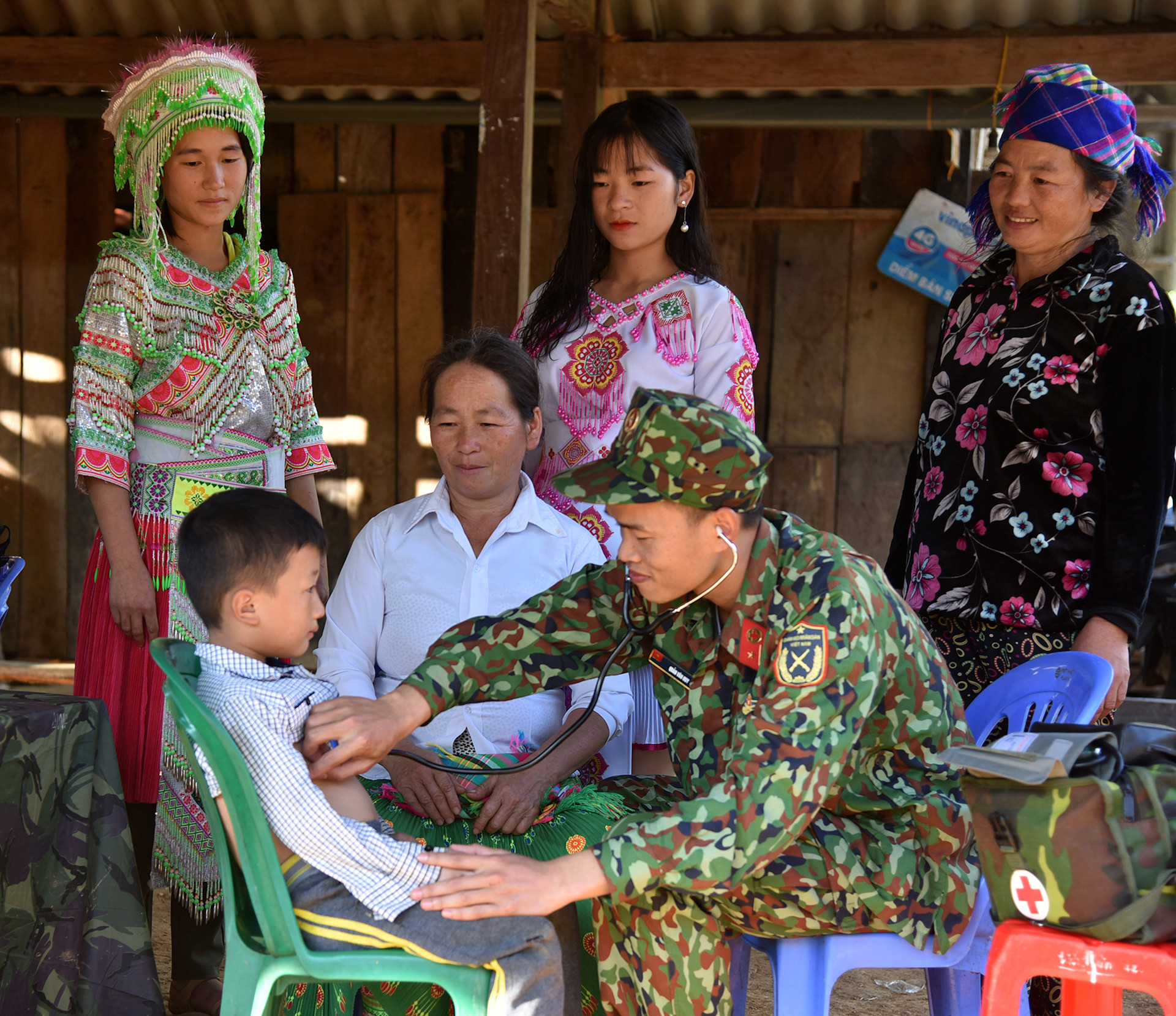 Quân y Trung đoàn 246, sư đoàn 346, Quân khu 1 khám sức khỏe cho đồng bào vùng khó khăn.