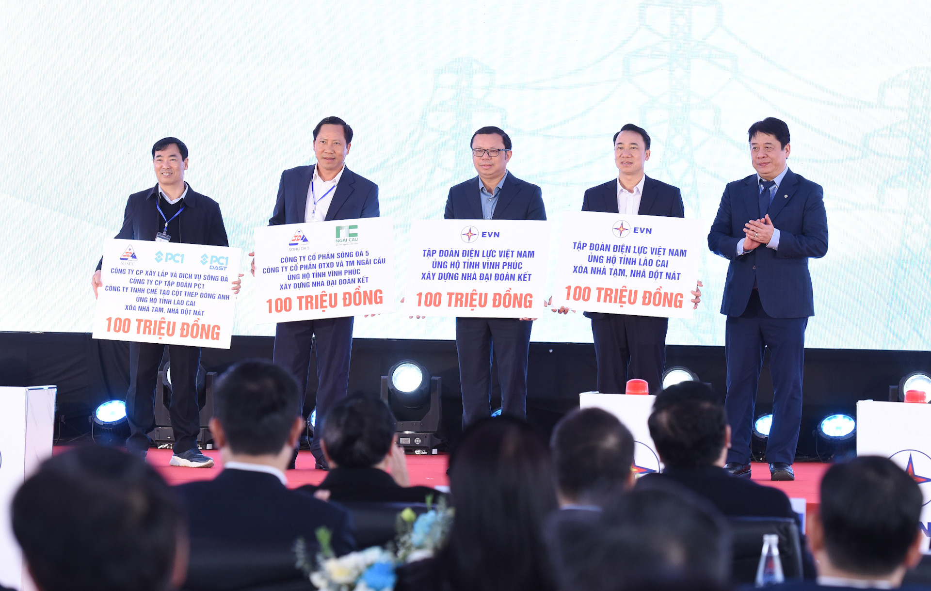 Đại diện lãnh đạo EVN và các nhà thầu ủng hộ tỉnh Lào Cai và Vĩnh Phúc xây dựng nhà đại đoàn kết. Đại diện lãnh đạo EVN và các nhà thầu ủng hộ tỉnh Lào Cai và Vĩnh Phúc xây dựng nhà đại đoàn kết.