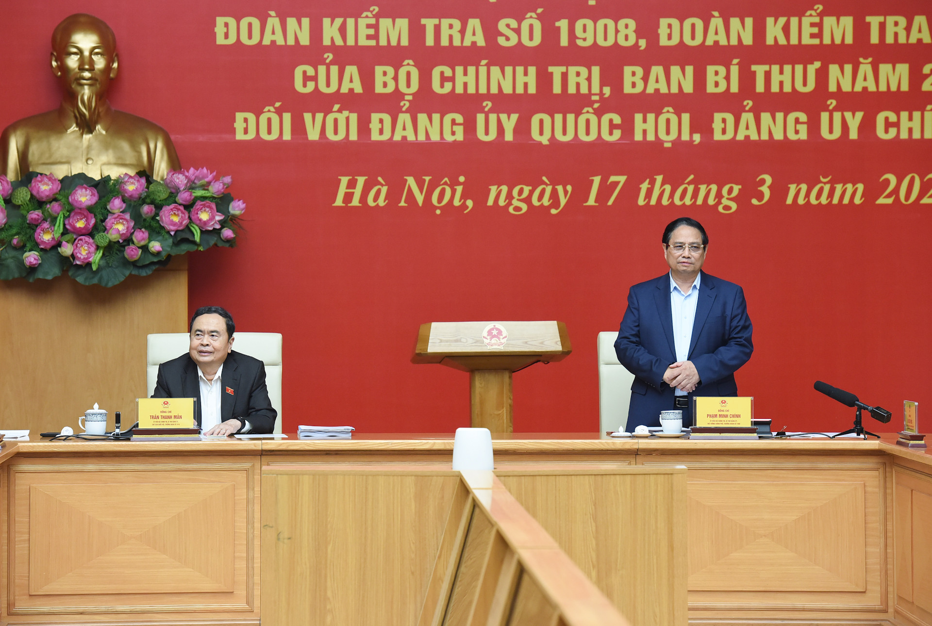 Bí thư Đảng ủy Chính phủ, Thủ tướng Chính phủ Phạm Minh Chính, Trưởng đoàn Kiểm tra 1908 và Bí thư Đảng ủy Quốc hội, Chủ tịch Quốc hội Trần Thanh Mẫn, Trưởng đoàn Kiểm tra 1910 chủ trì Hội nghị.