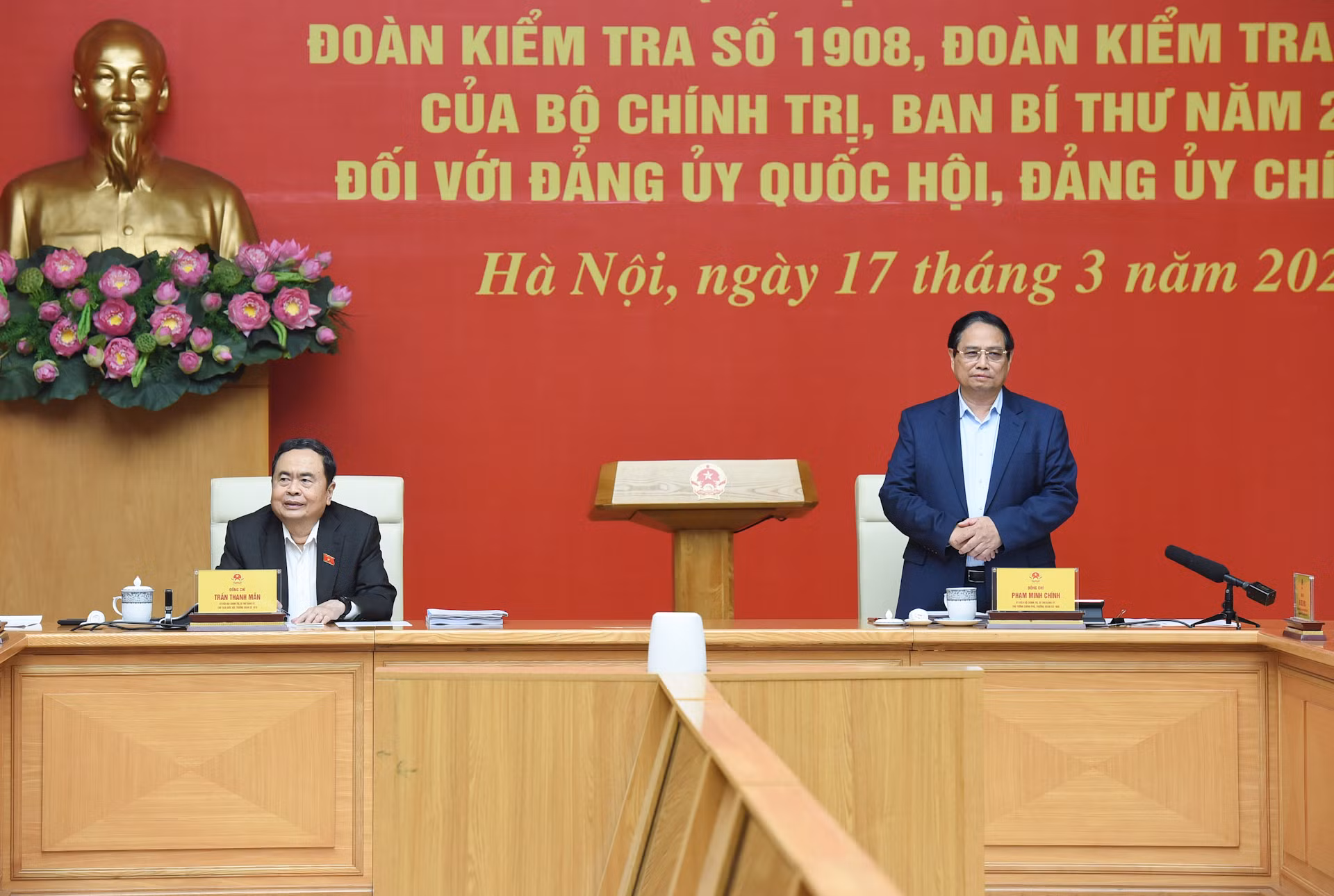 Bí thư Đảng ủy Chính phủ, Thủ tướng Chính phủ Phạm Minh Chính, Trưởng đoàn Kiểm tra 1908 và Bí thư Đảng ủy Quốc hội, Chủ tịch Quốc hội Trần Thanh Mẫn, Trưởng đoàn Kiểm tra 1910 chủ trì Hội nghị.