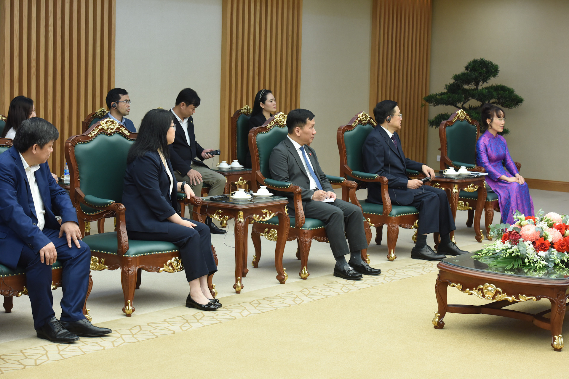 Các thành viên đi cùng đoàn với ông Hạ Đông Phong, Chủ tịch Tập đoàn Máy bay thương mại Trung Quốc (COMAC) tham dự buổi tiếp.