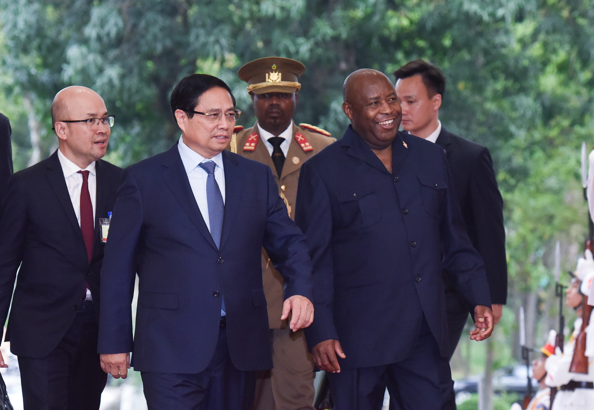 Thủ tướng Phạm Minh Chính và Tổng thống nước Cộng hòa Burundi Evariste Ndayishimiye.