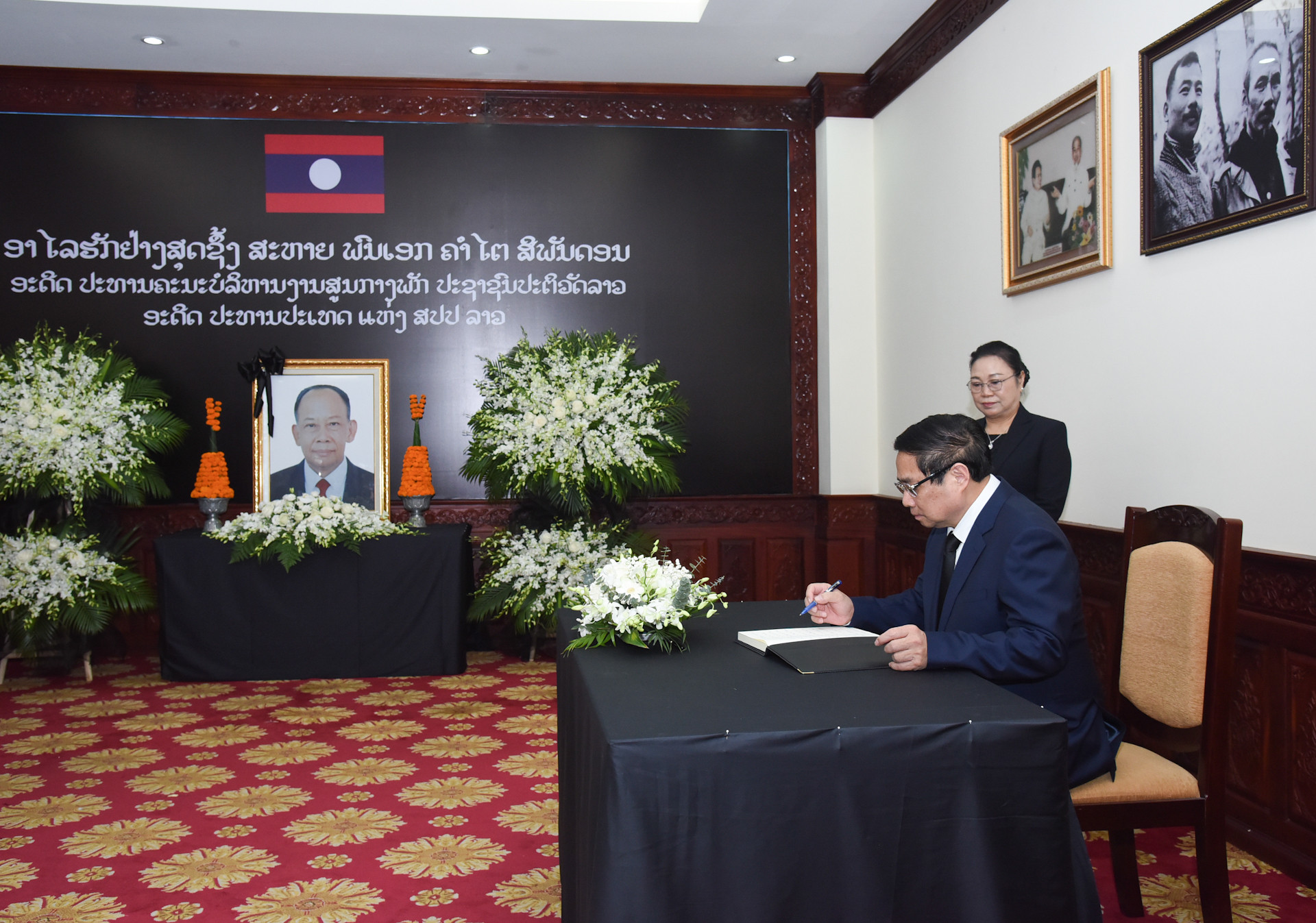 Thủ tướng Phạm Minh Chính ghi sổ tang chia buồn.